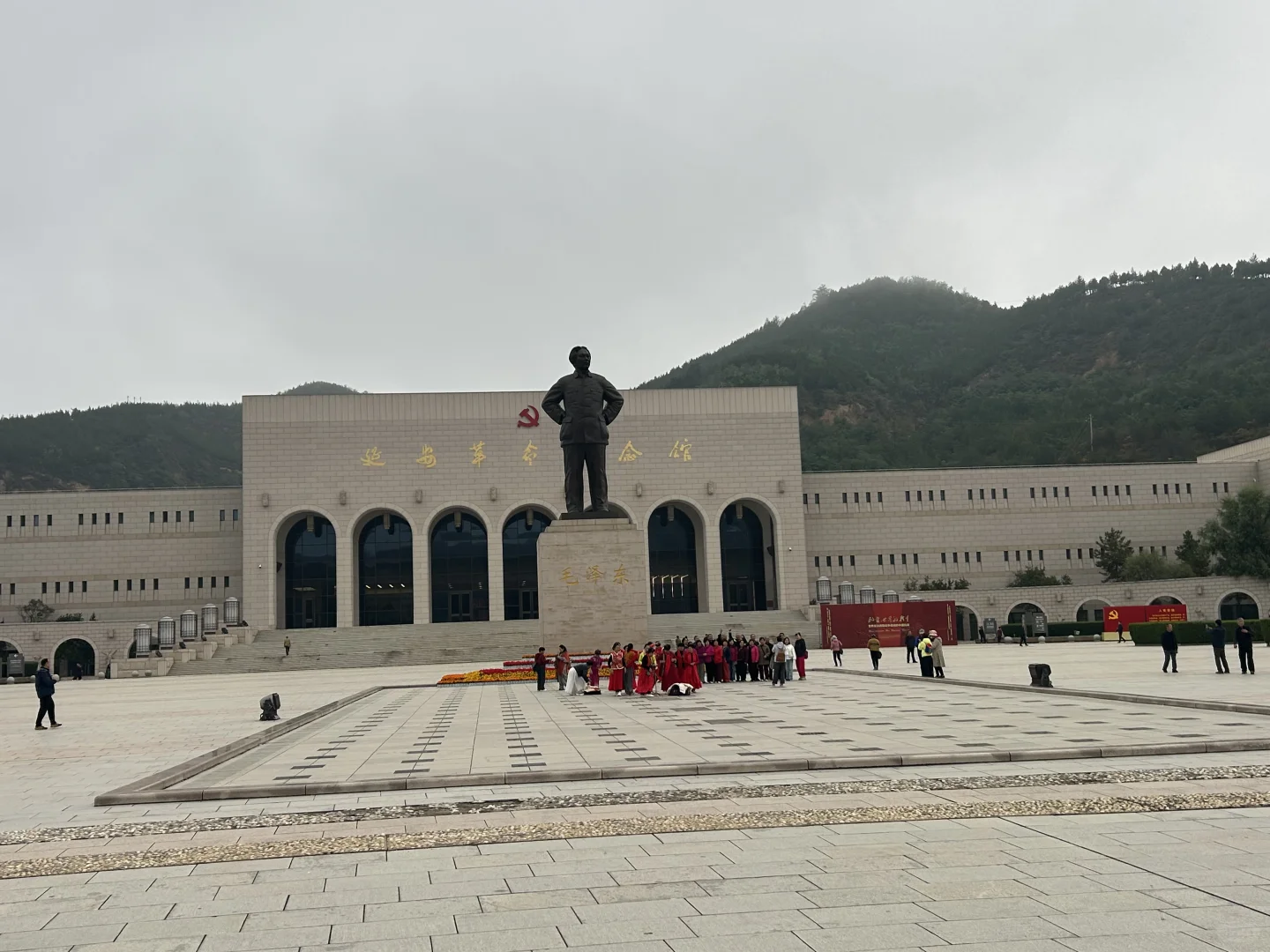 今天上午我来延安革命纪念地景区拍照了。