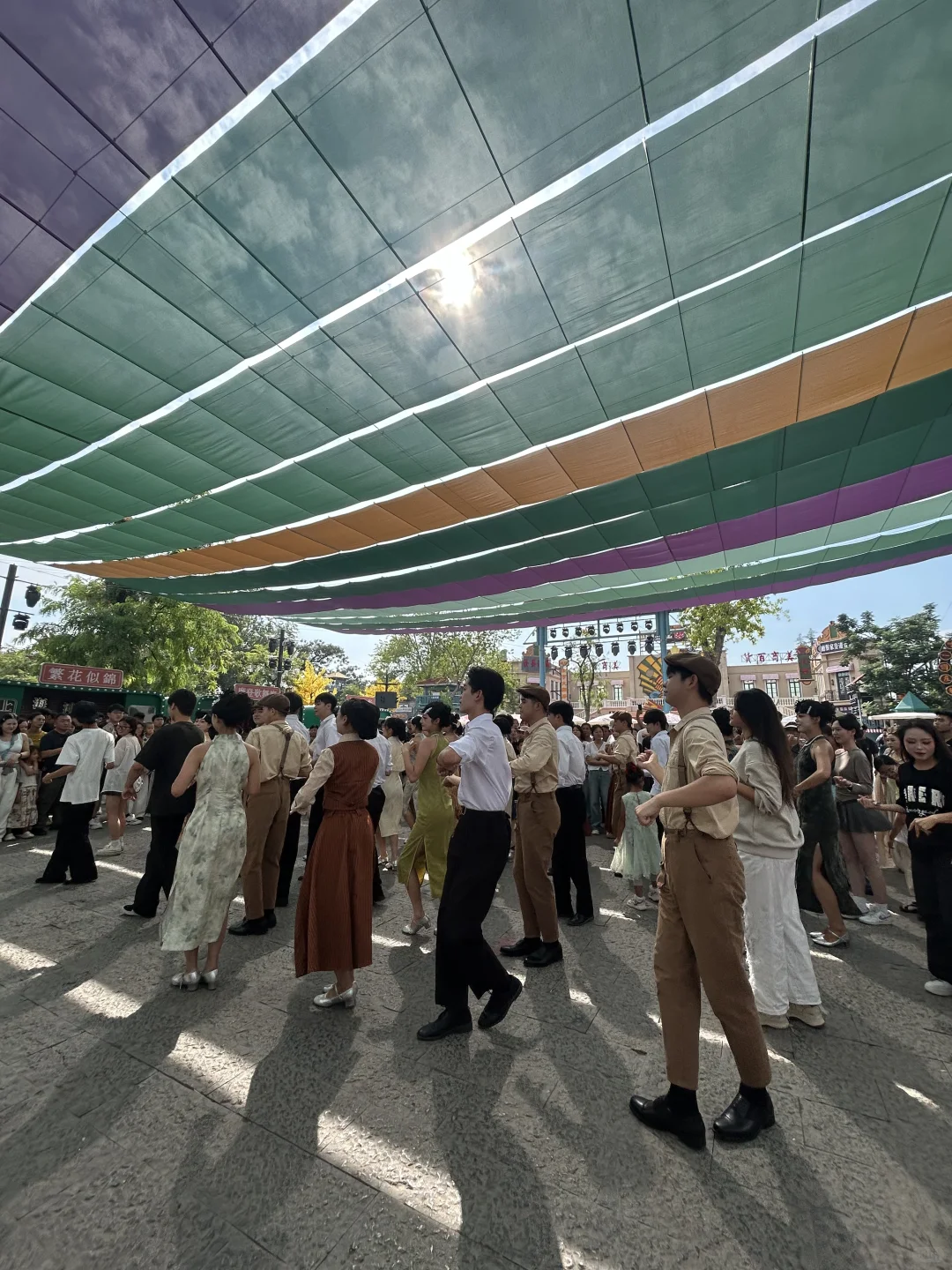 开封景区万岁山人减少啦 天气凉爽不拥挤