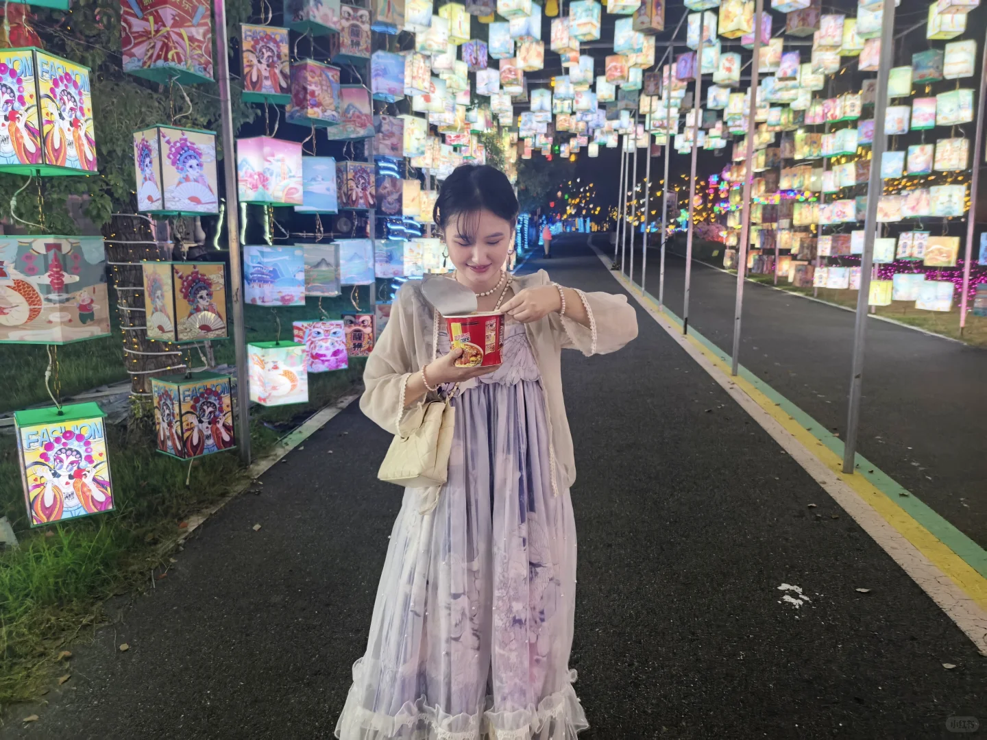 就这样边吃泡面边赶景点表演边拍拍拍