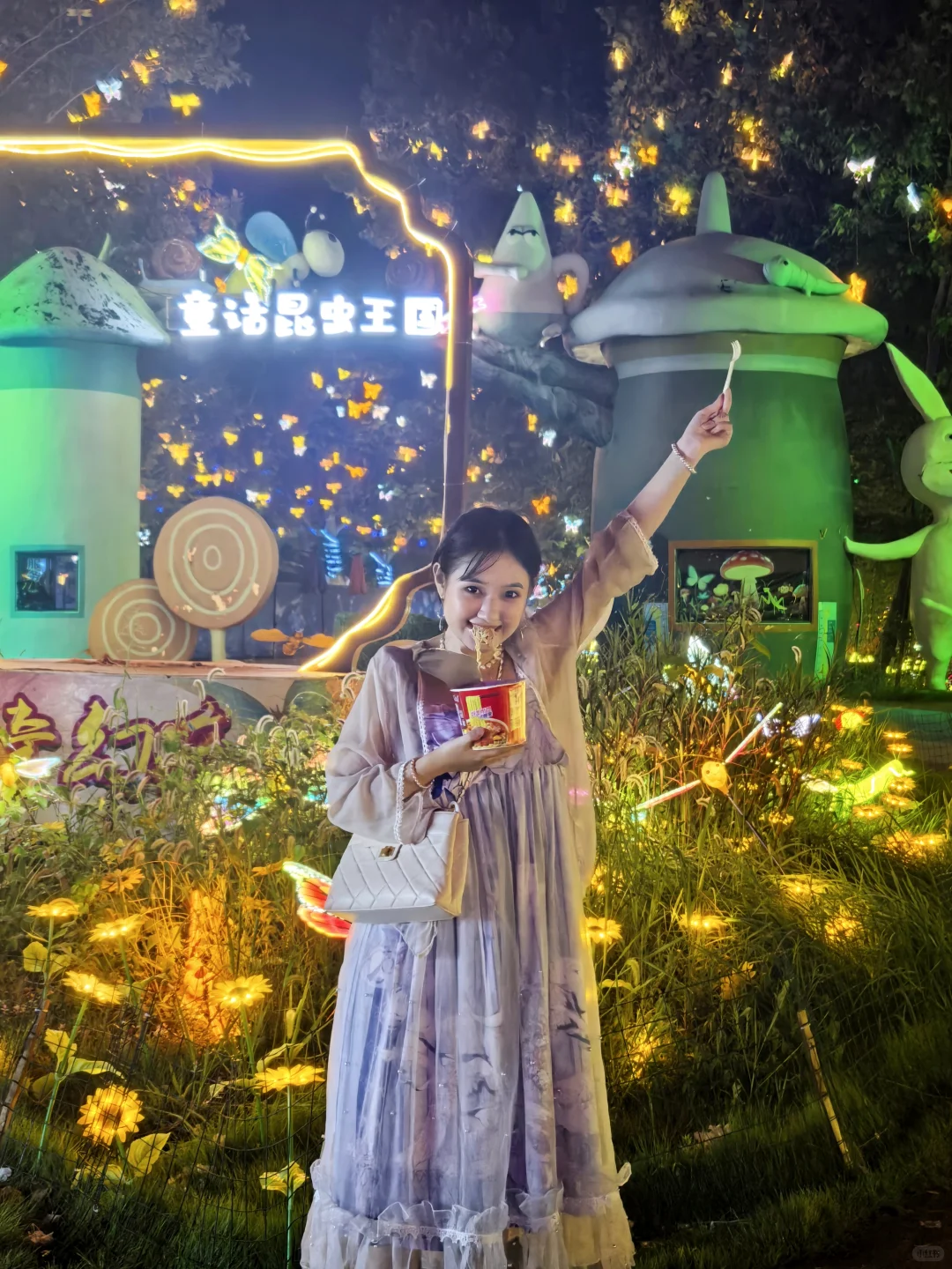 就这样边吃泡面边赶景点表演边拍拍拍