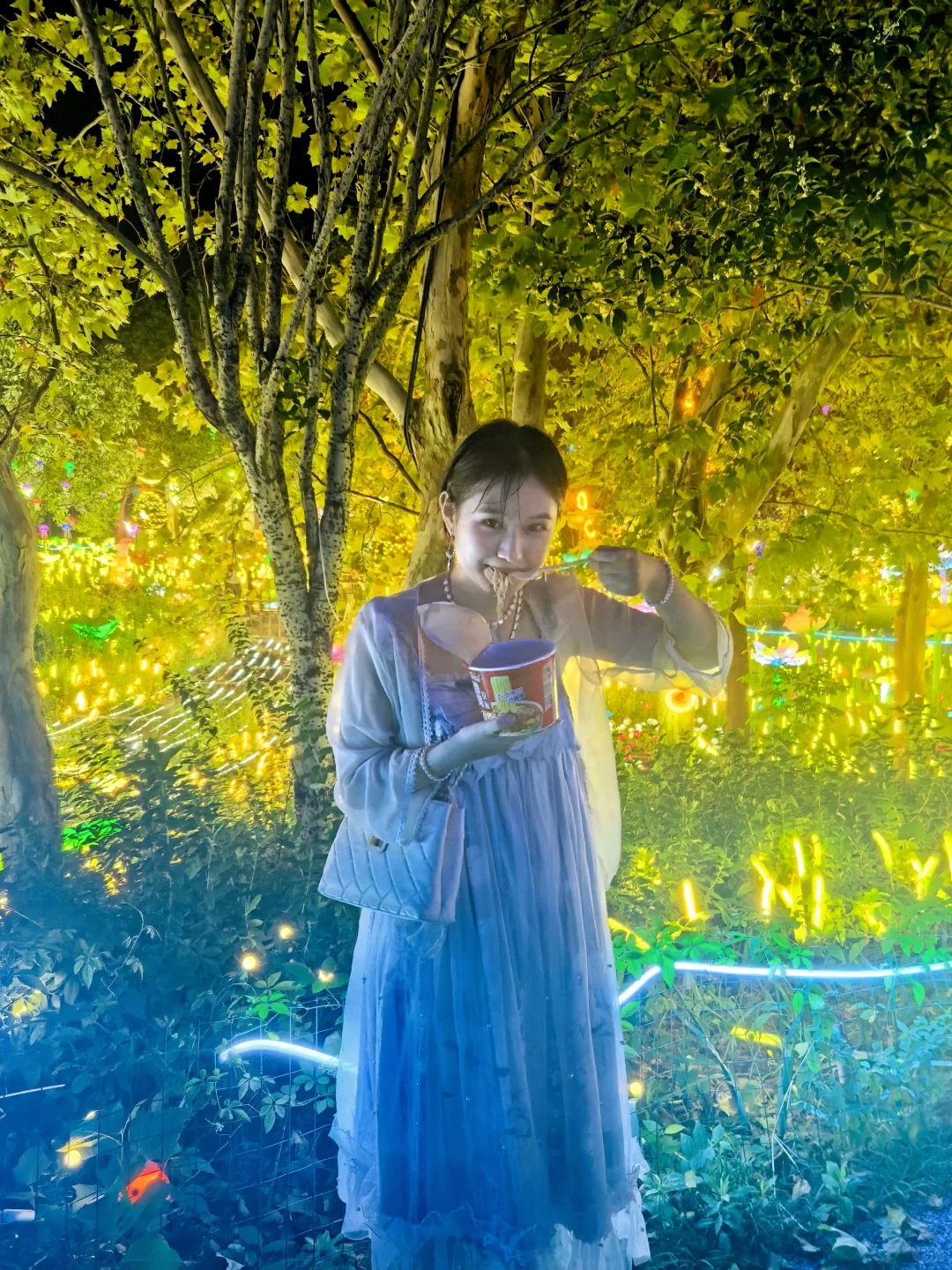 就这样边吃泡面边赶景点表演边拍拍拍