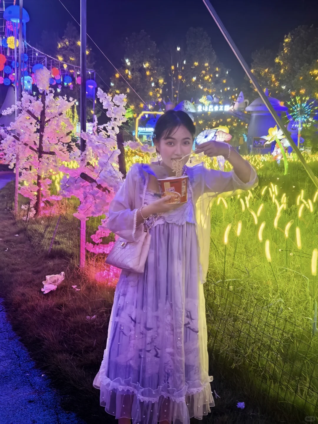 就这样边吃泡面边赶景点表演边拍拍拍