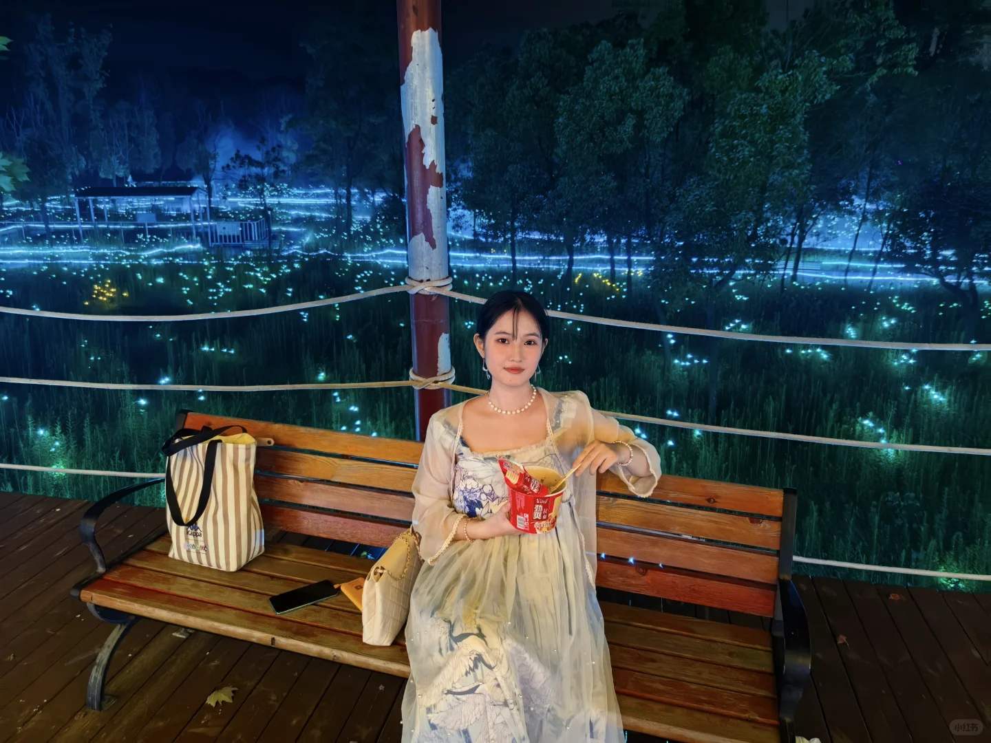 就这样边吃泡面边赶景点表演边拍拍拍