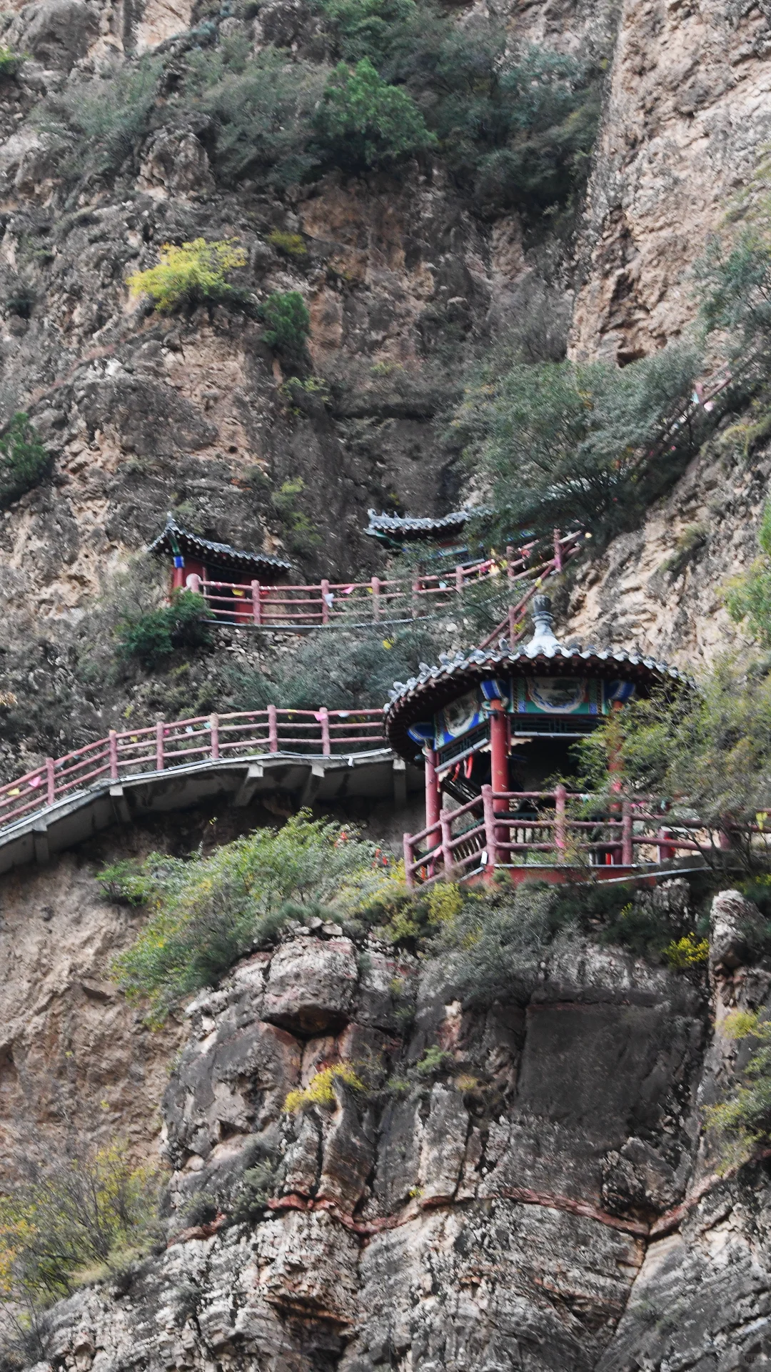 一面崖壁竟挂着28座庙❓北京3h，那很local了