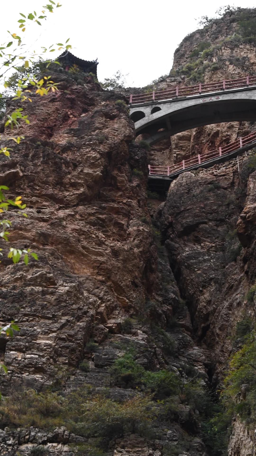 一面崖壁竟挂着28座庙❓北京3h，那很local了