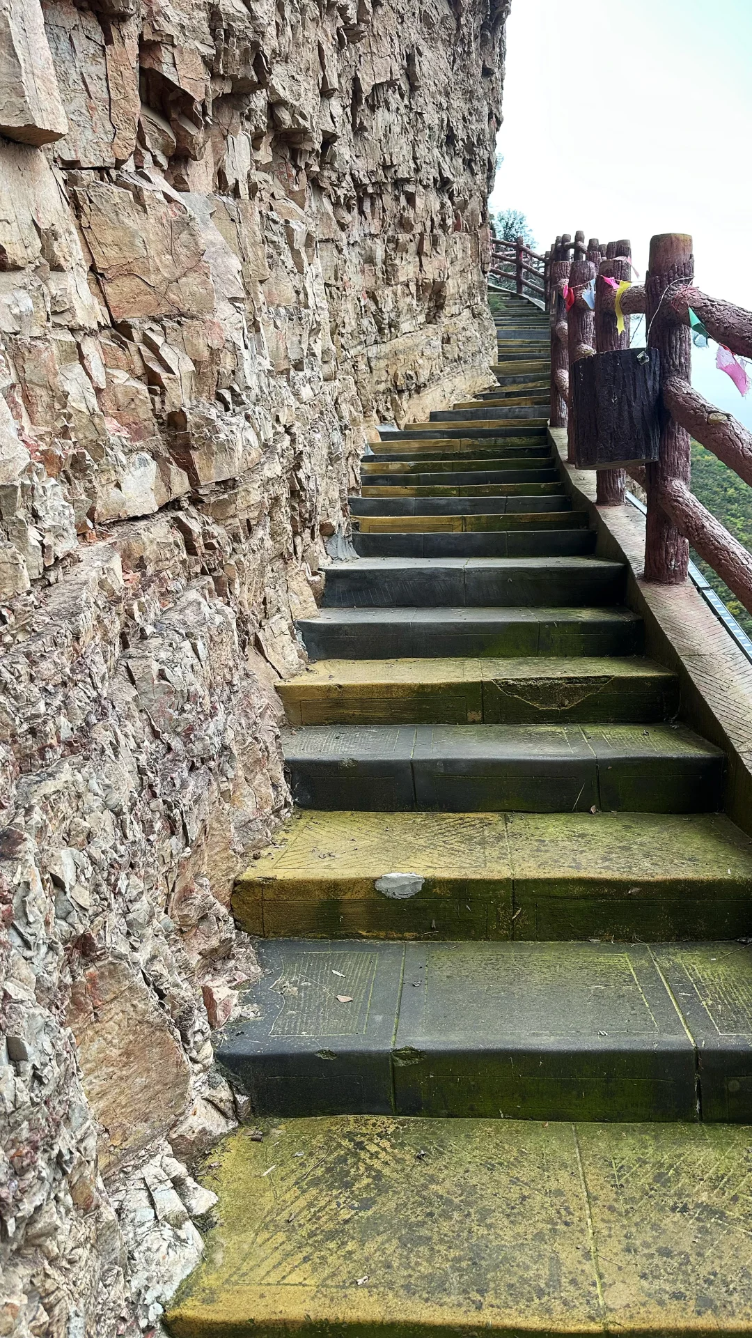 一面崖壁竟挂着28座庙❓北京3h，那很local了