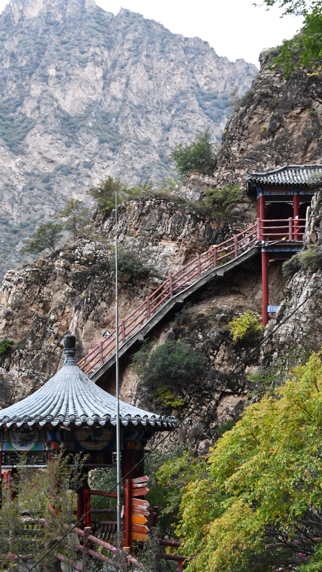 一面崖壁竟挂着28座庙❓北京3h，那很local了