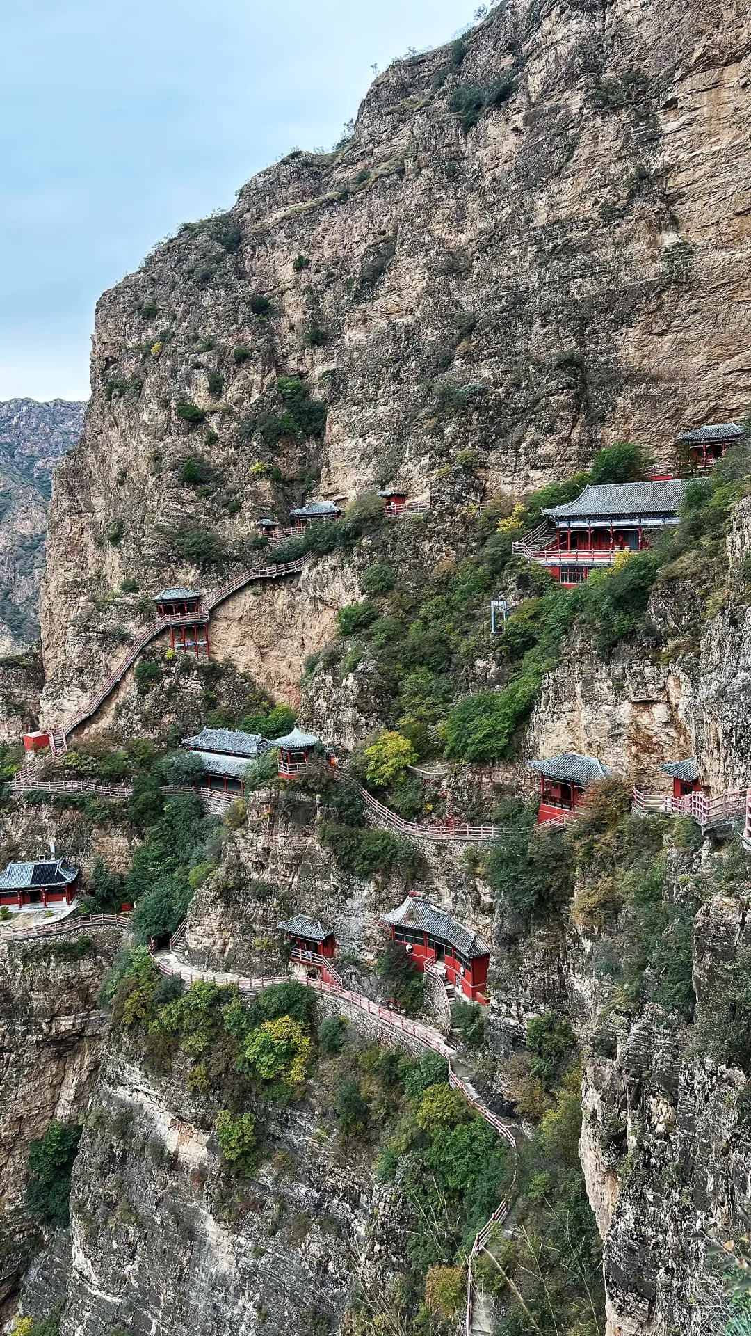 一面崖壁竟挂着28座庙❓北京3h，那很local了