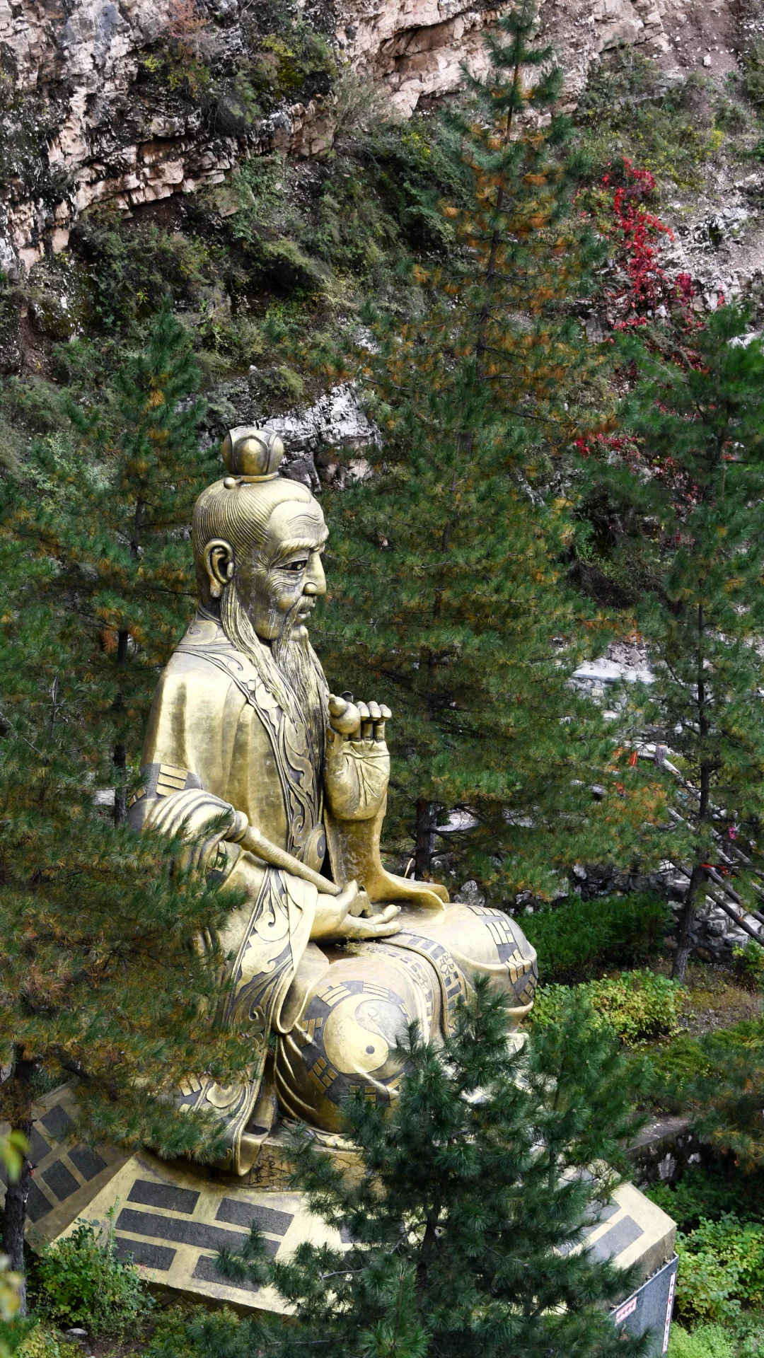 一面崖壁竟挂着28座庙❓北京3h，那很local了