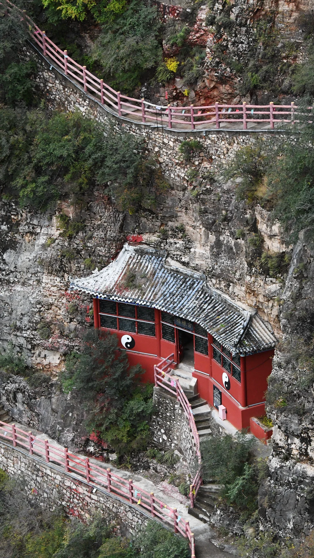 一面崖壁竟挂着28座庙❓北京3h，那很local了