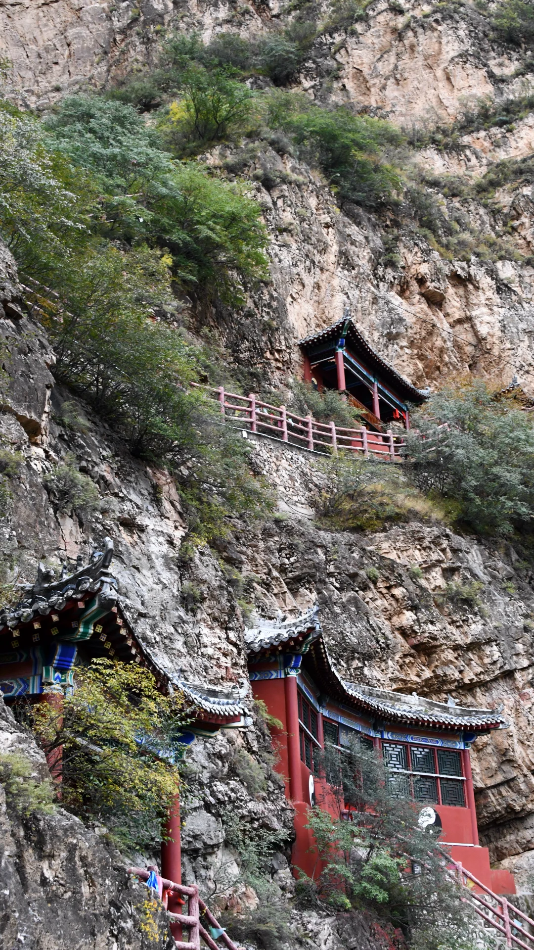 一面崖壁竟挂着28座庙❓北京3h，那很local了