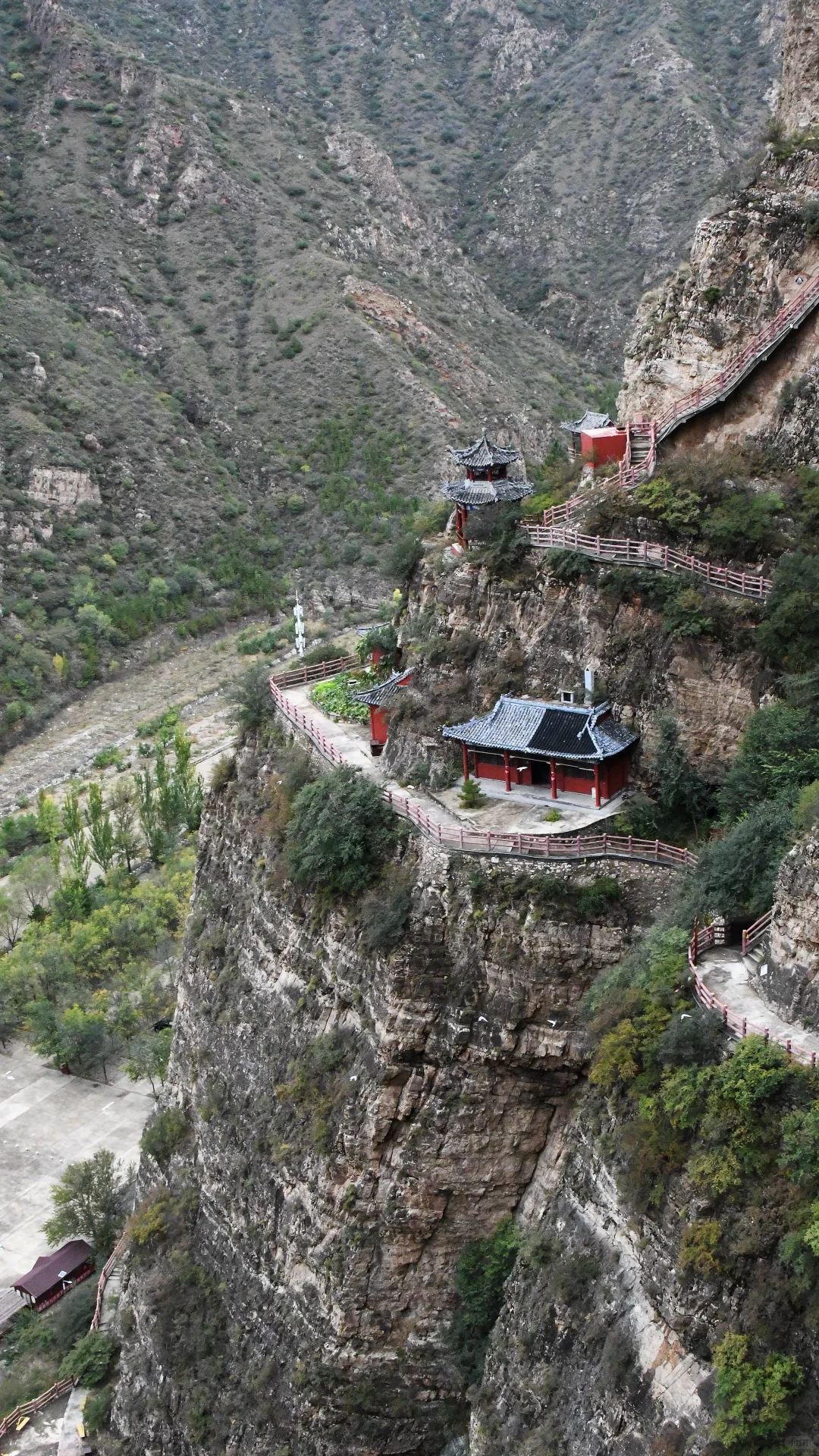 一面崖壁竟挂着28座庙❓北京3h，那很local了