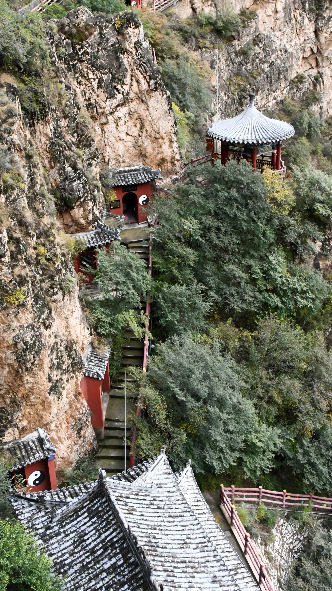 一面崖壁竟挂着28座庙❓北京3h，那很local了