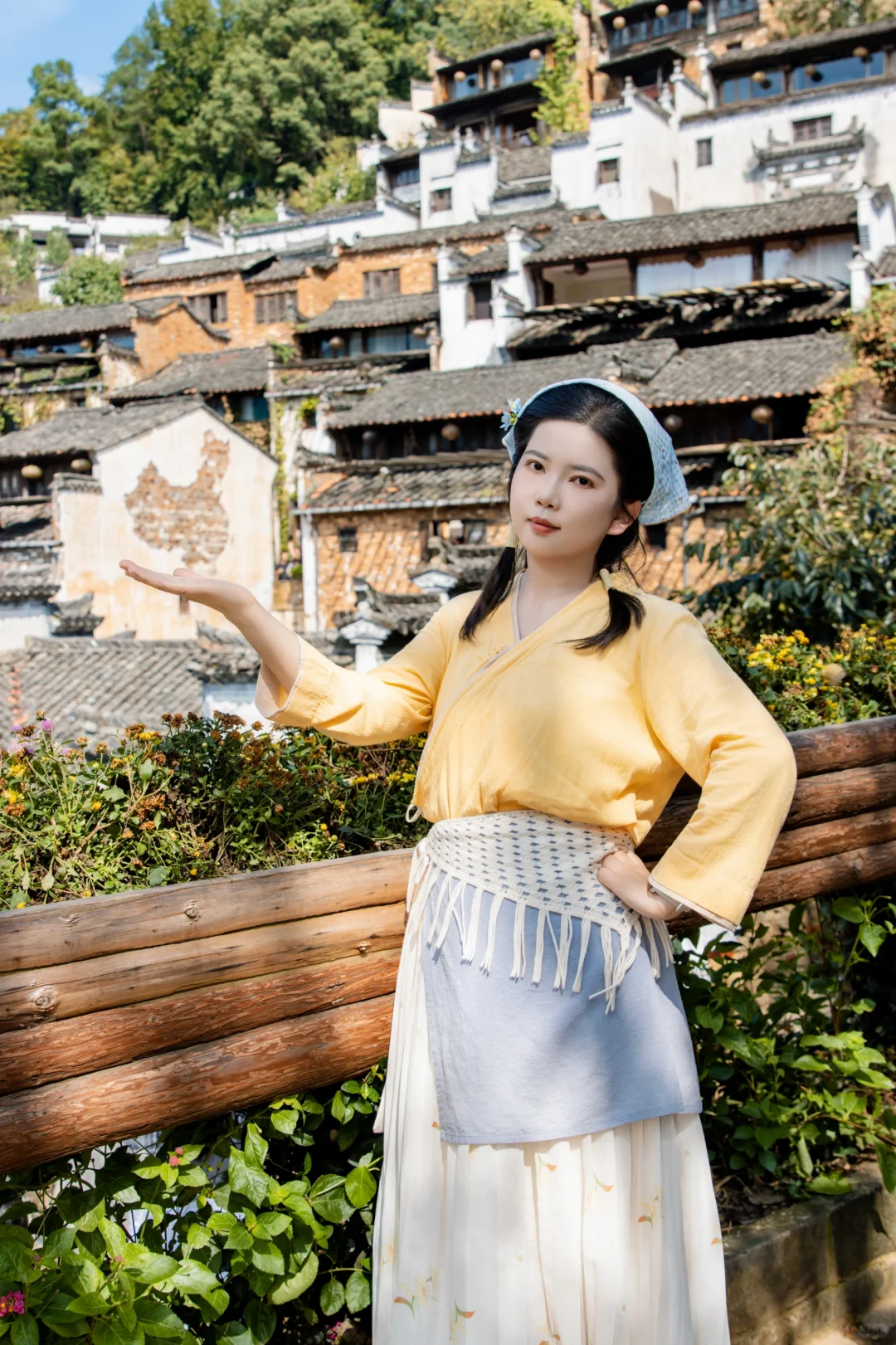 婺源篁岭村姑拿着菜篮子开始晒秋了🎃🌶