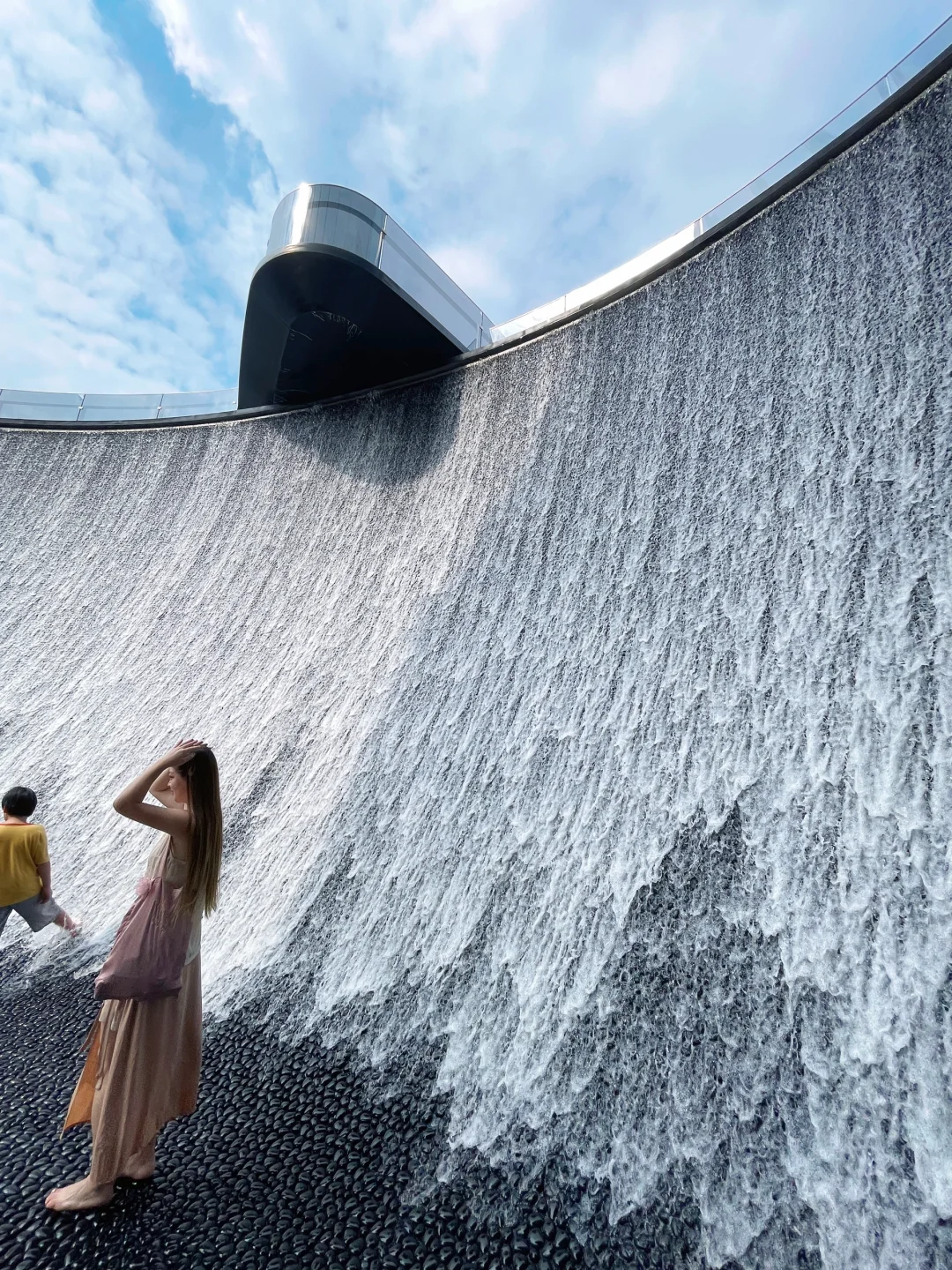 在西安！！！一整个被水幕瀑布美到失语……