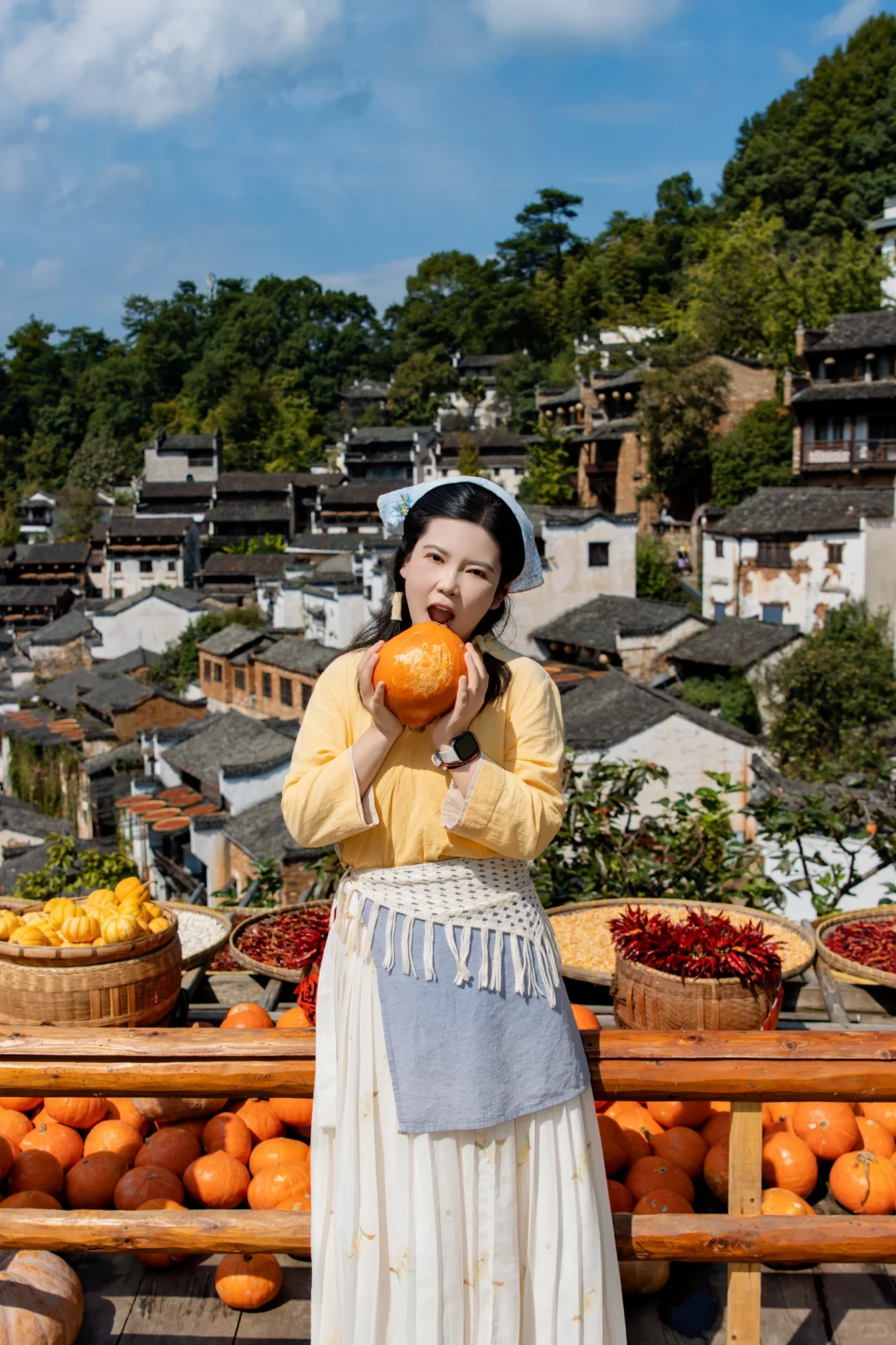 婺源篁岭村姑拿着菜篮子开始晒秋了🎃🌶