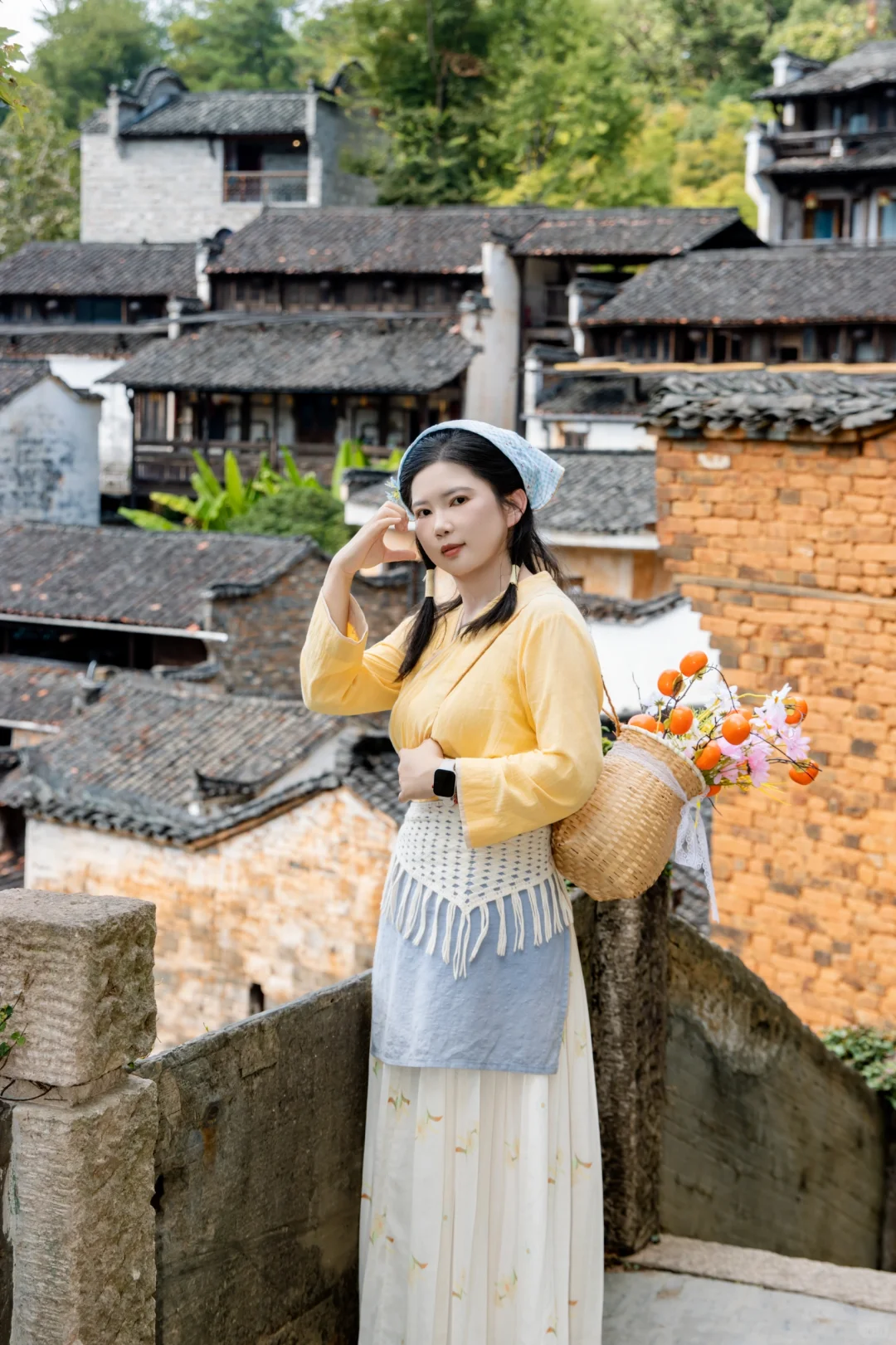 婺源篁岭村姑拿着菜篮子开始晒秋了🎃🌶