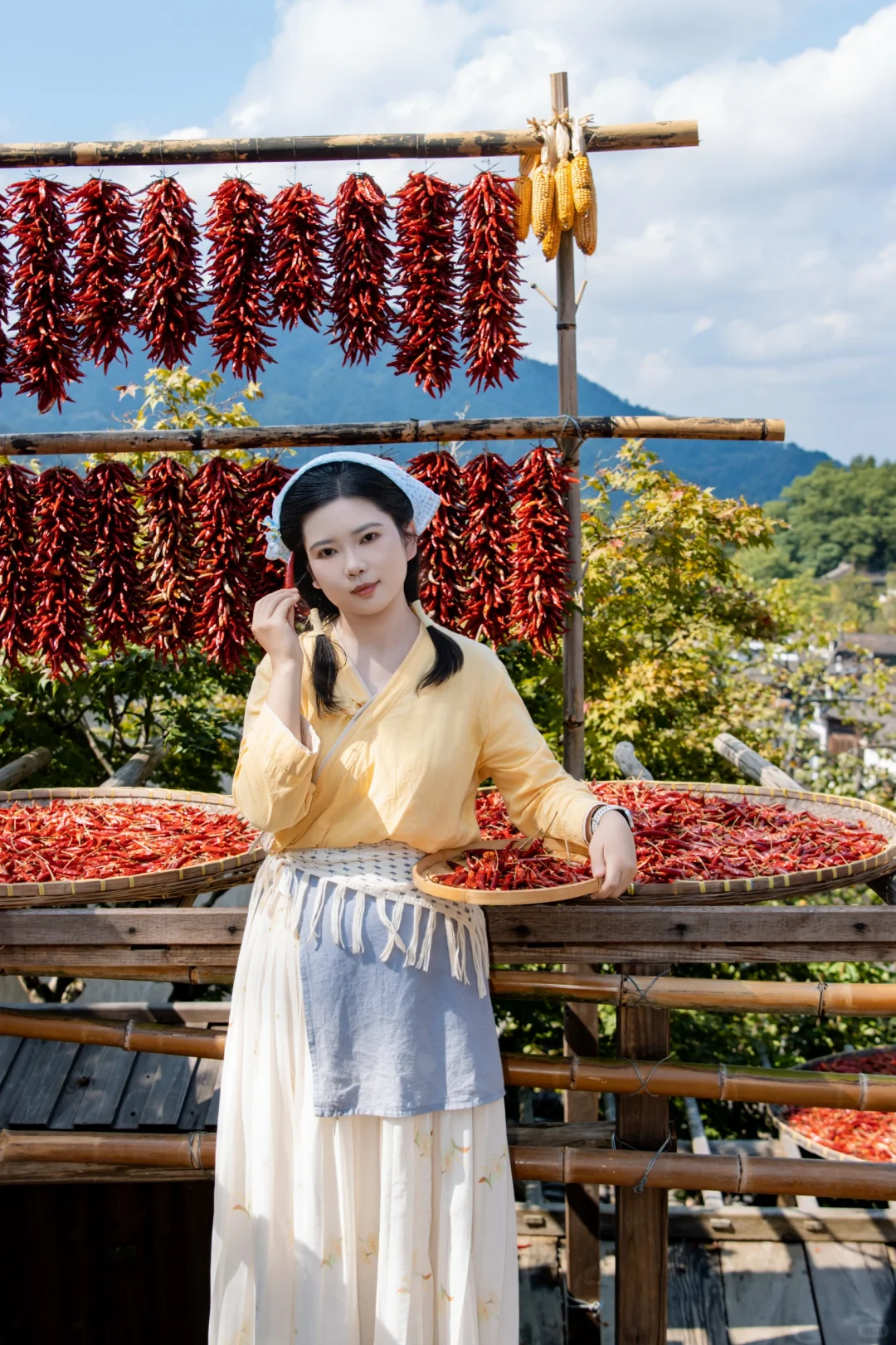 婺源篁岭村姑拿着菜篮子开始晒秋了🎃🌶