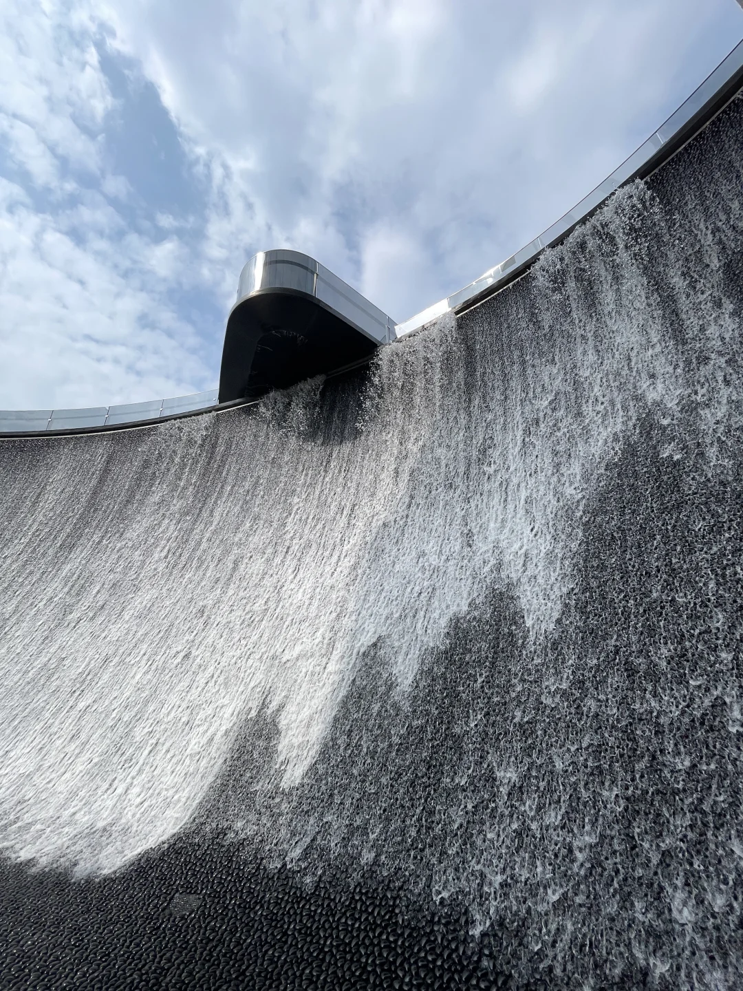 在西安！！！一整个被水幕瀑布美到失语……