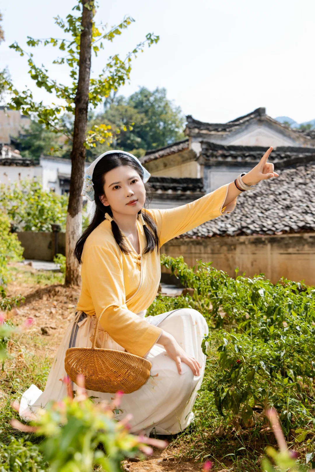 婺源篁岭村姑拿着菜篮子开始晒秋了🎃🌶