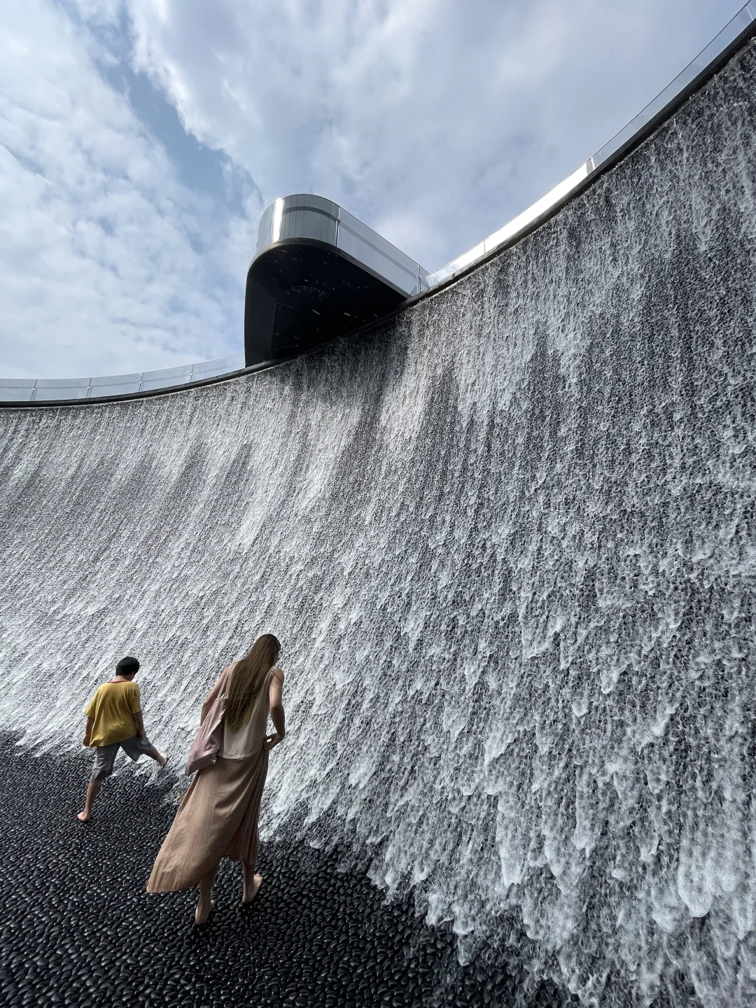 在西安！！！一整个被水幕瀑布美到失语……