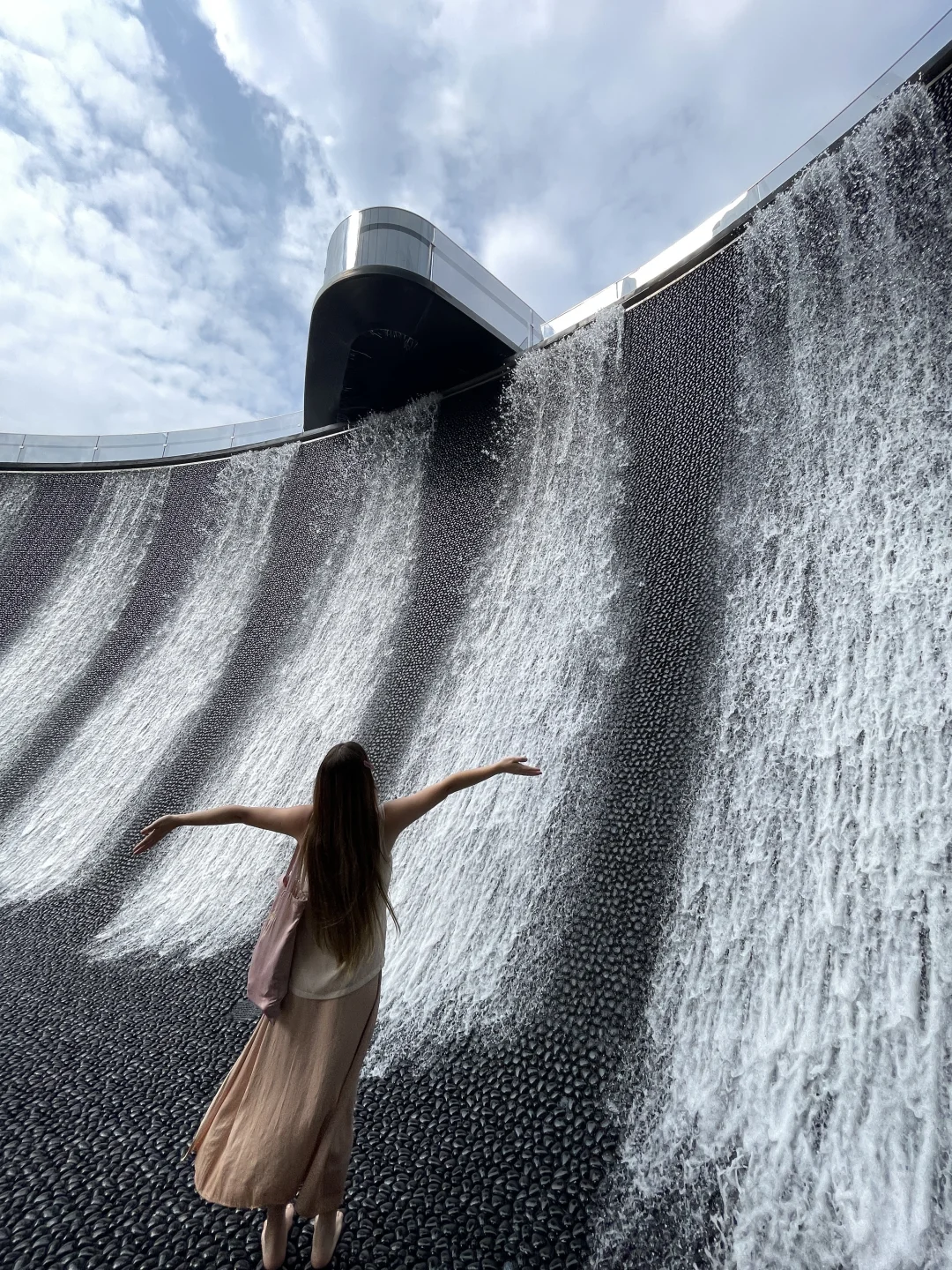 在西安！！！一整个被水幕瀑布美到失语……