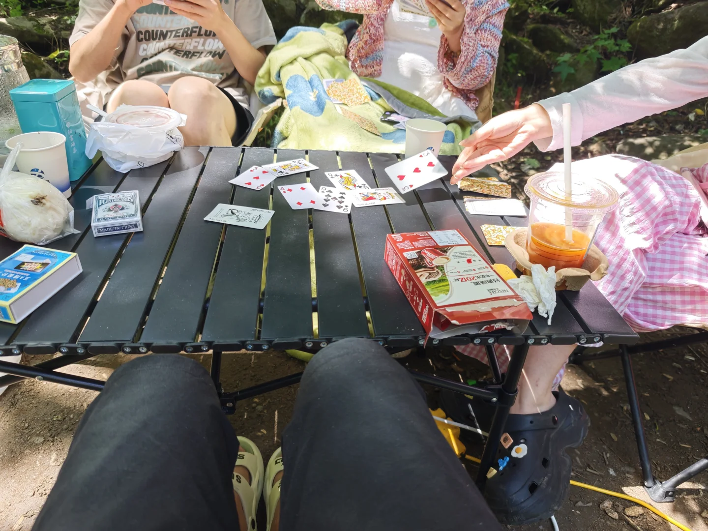 被山林包围的小溪流！太绝了！