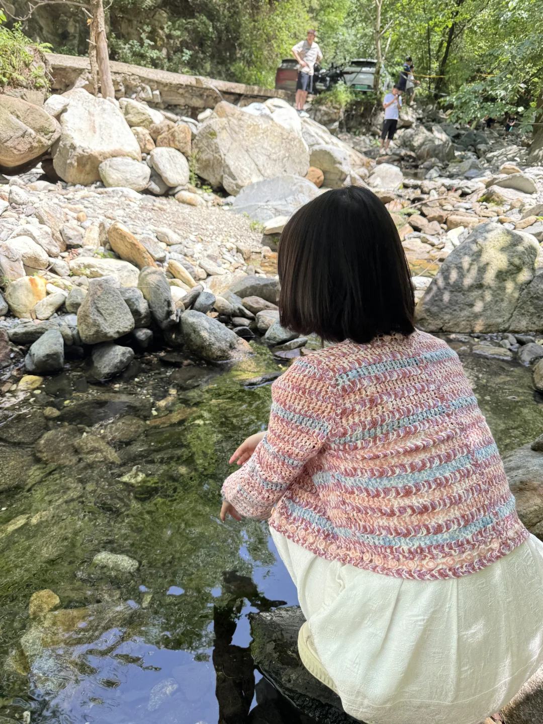 被山林包围的小溪流！太绝了！