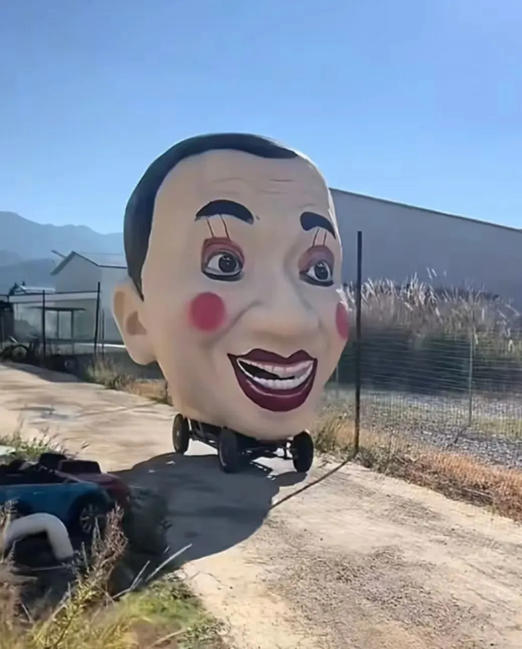一景区雕塑画风诡异?园方:受孩子欢迎