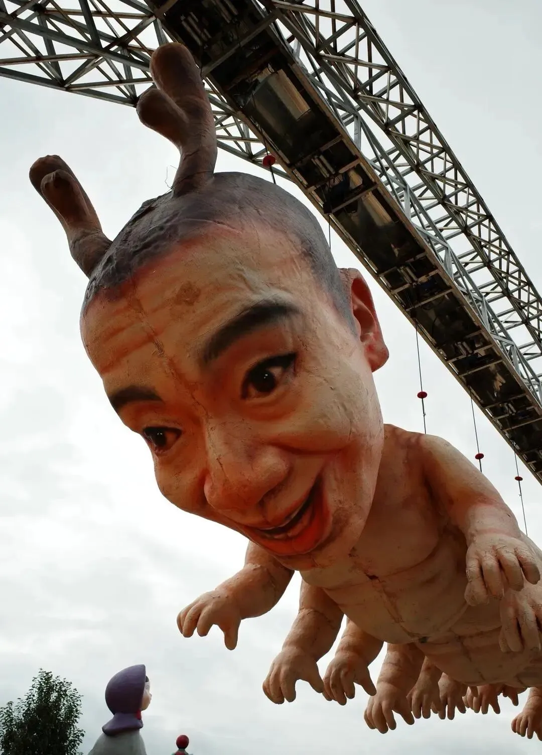 一景区雕塑画风诡异?园方:受孩子欢迎