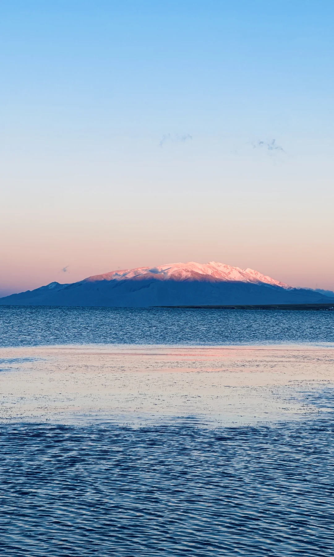 赛里木湖收到了初雪的情书