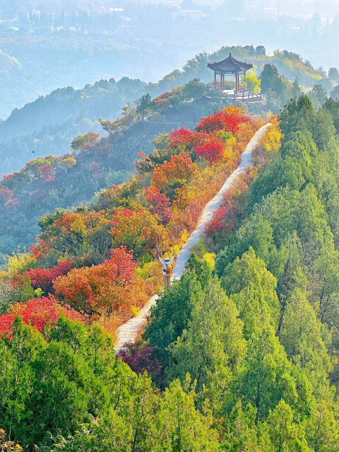接下来，北京这个半红半绿登山步道将美成画