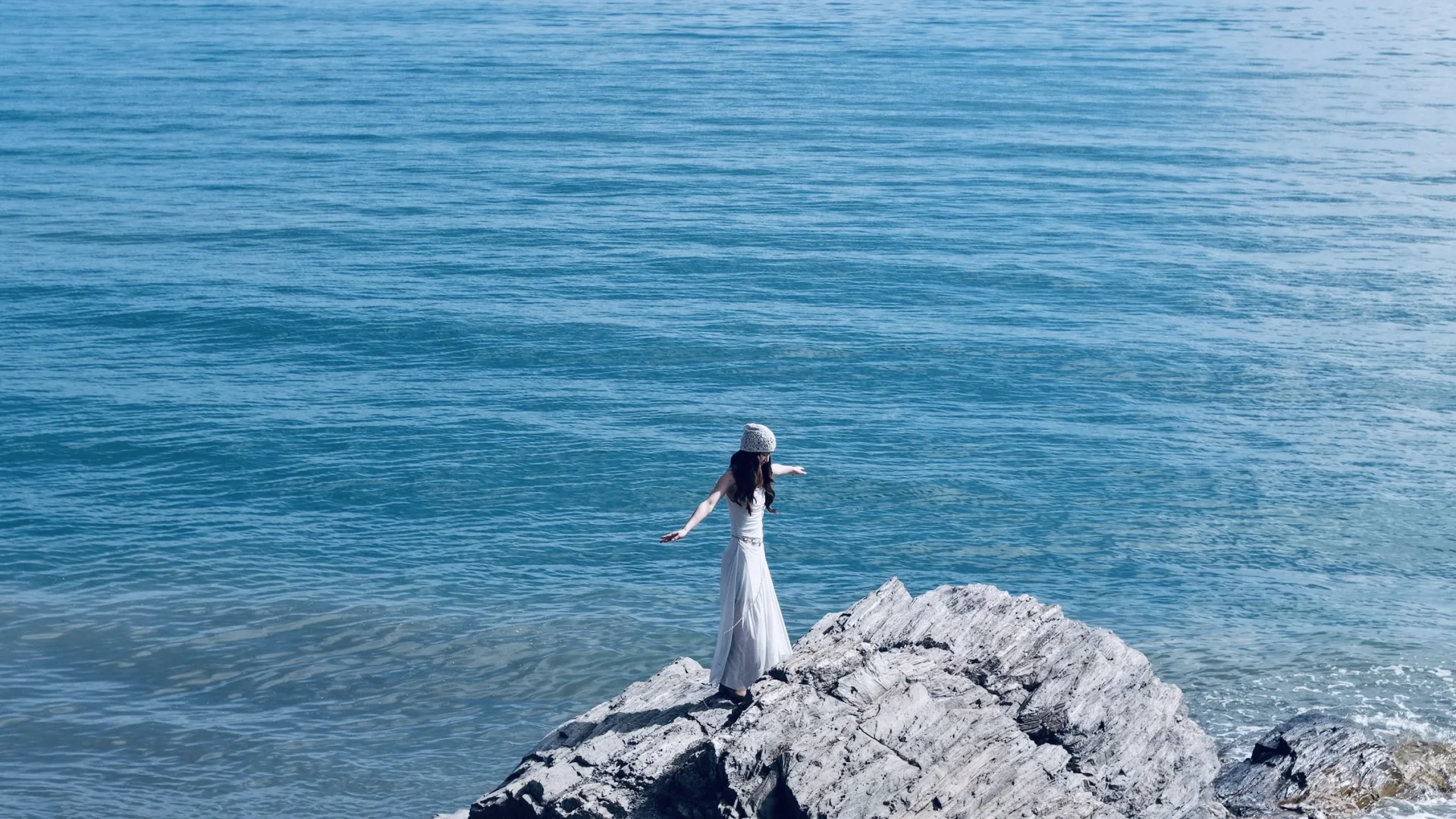 第一日，湖海与天空