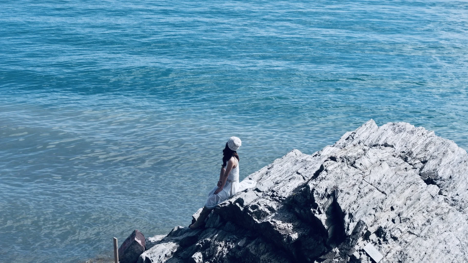 第一日，湖海与天空