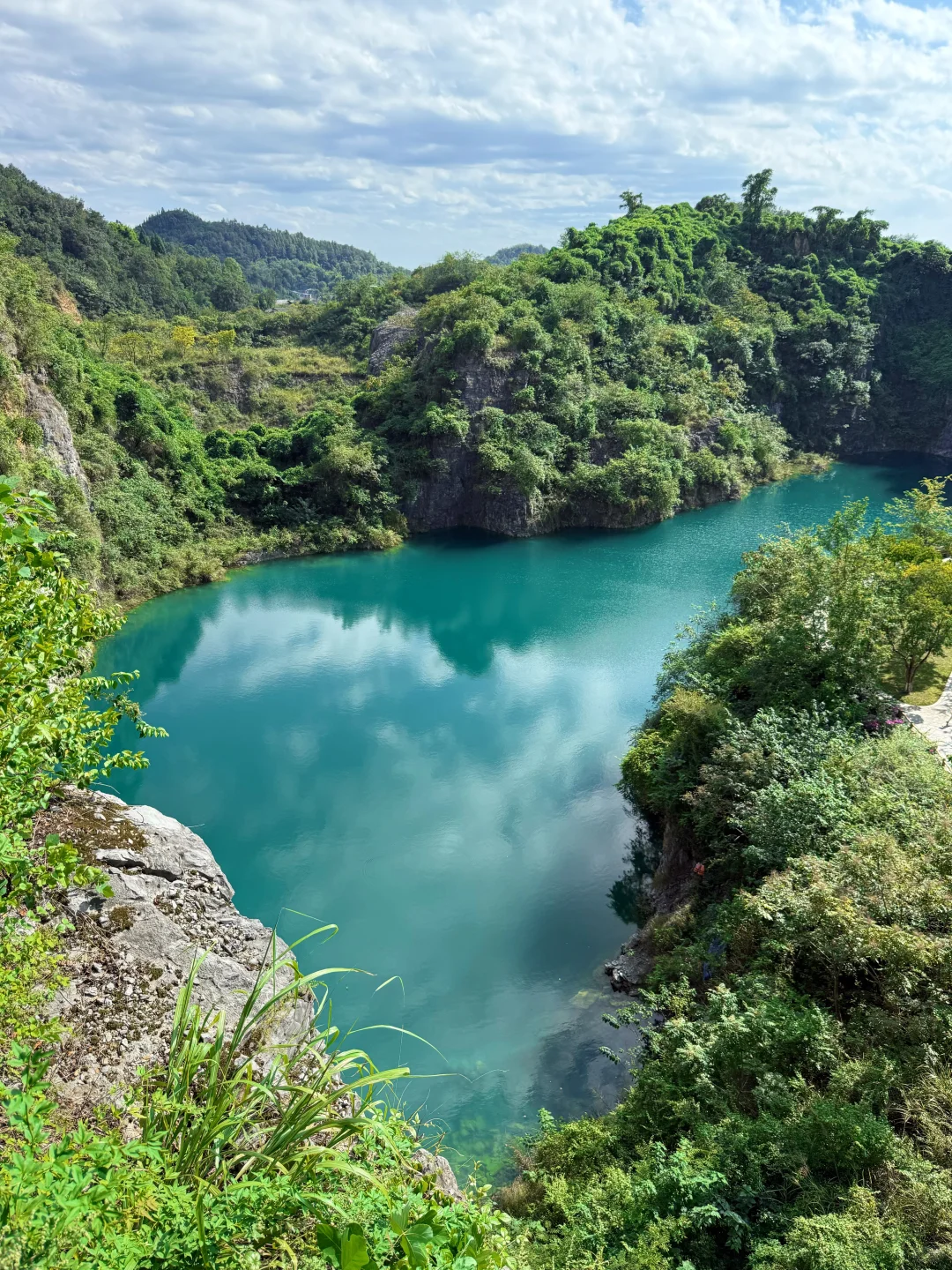 重庆版“小九寨” 渝北铜锣山矿山公园