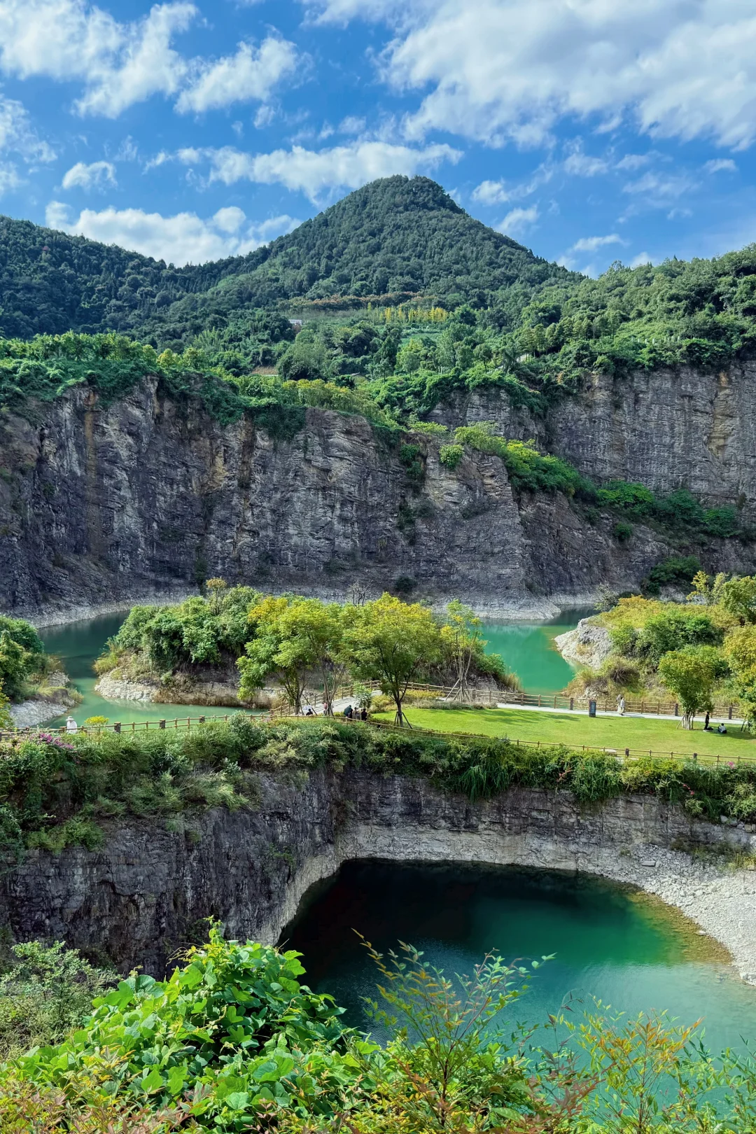 重庆版“小九寨” 渝北铜锣山矿山公园