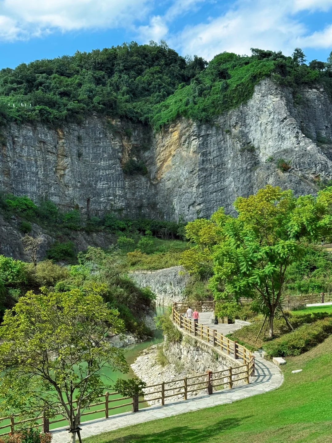 重庆版“小九寨” 渝北铜锣山矿山公园