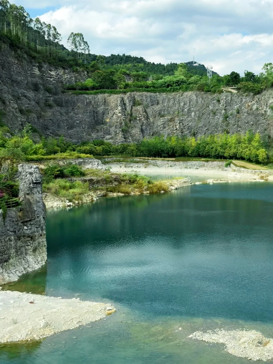 重庆版“小九寨” 渝北铜锣山矿山公园