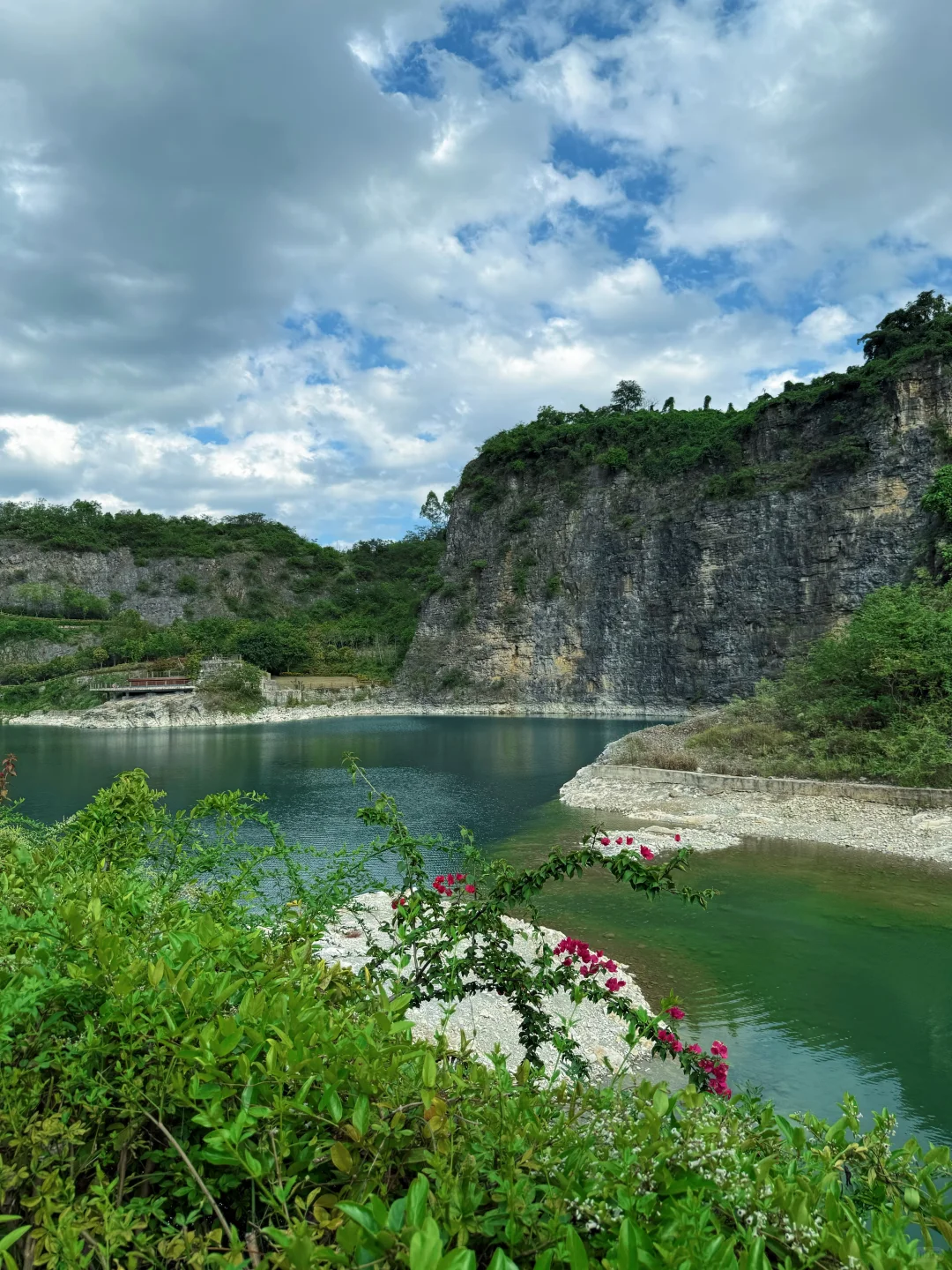 重庆版“小九寨” 渝北铜锣山矿山公园