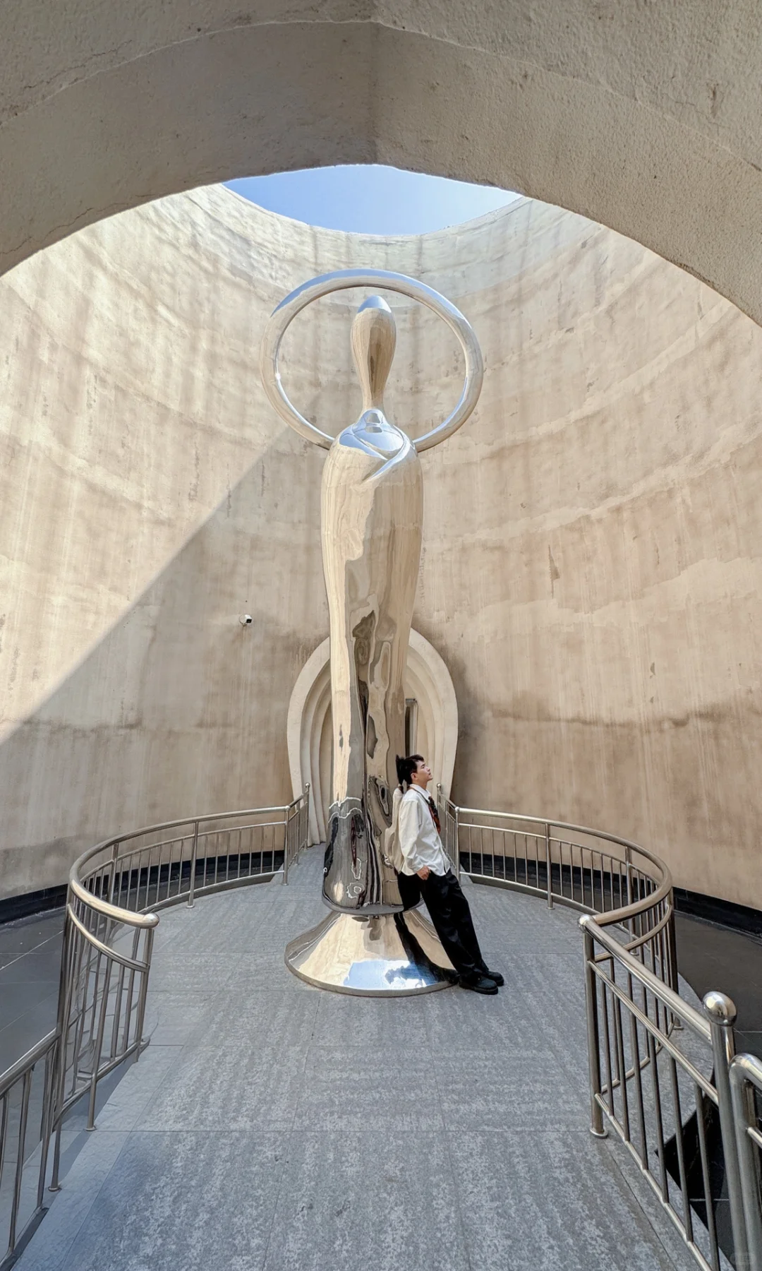 在这座三千年的古城外，我照耀到南北朝的光