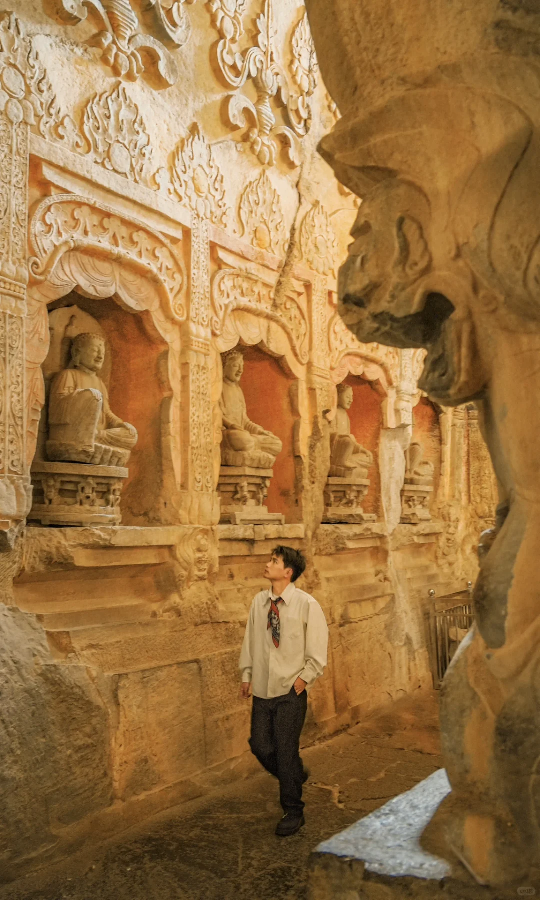 在这座三千年的古城外，我照耀到南北朝的光