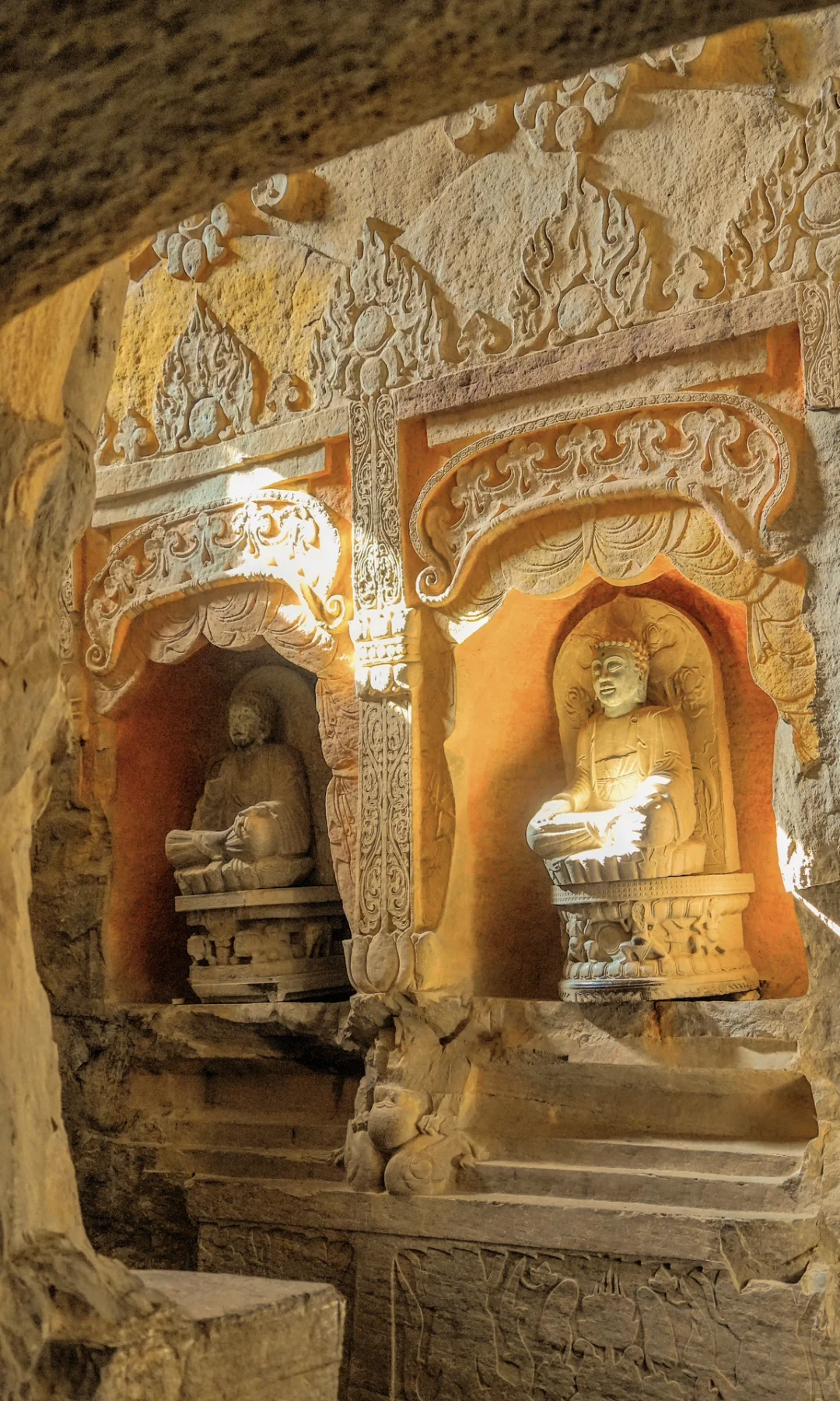 在这座三千年的古城外，我照耀到南北朝的光