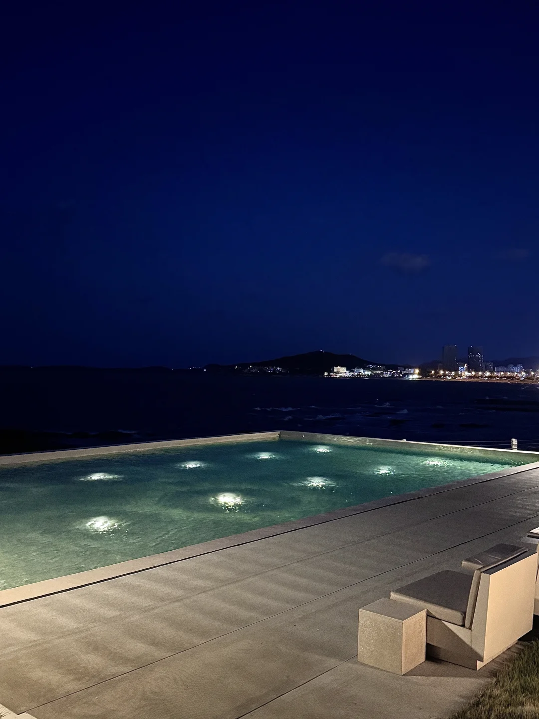 威海｜小石岛最值的10块钱！日落泳池咖啡店🍸