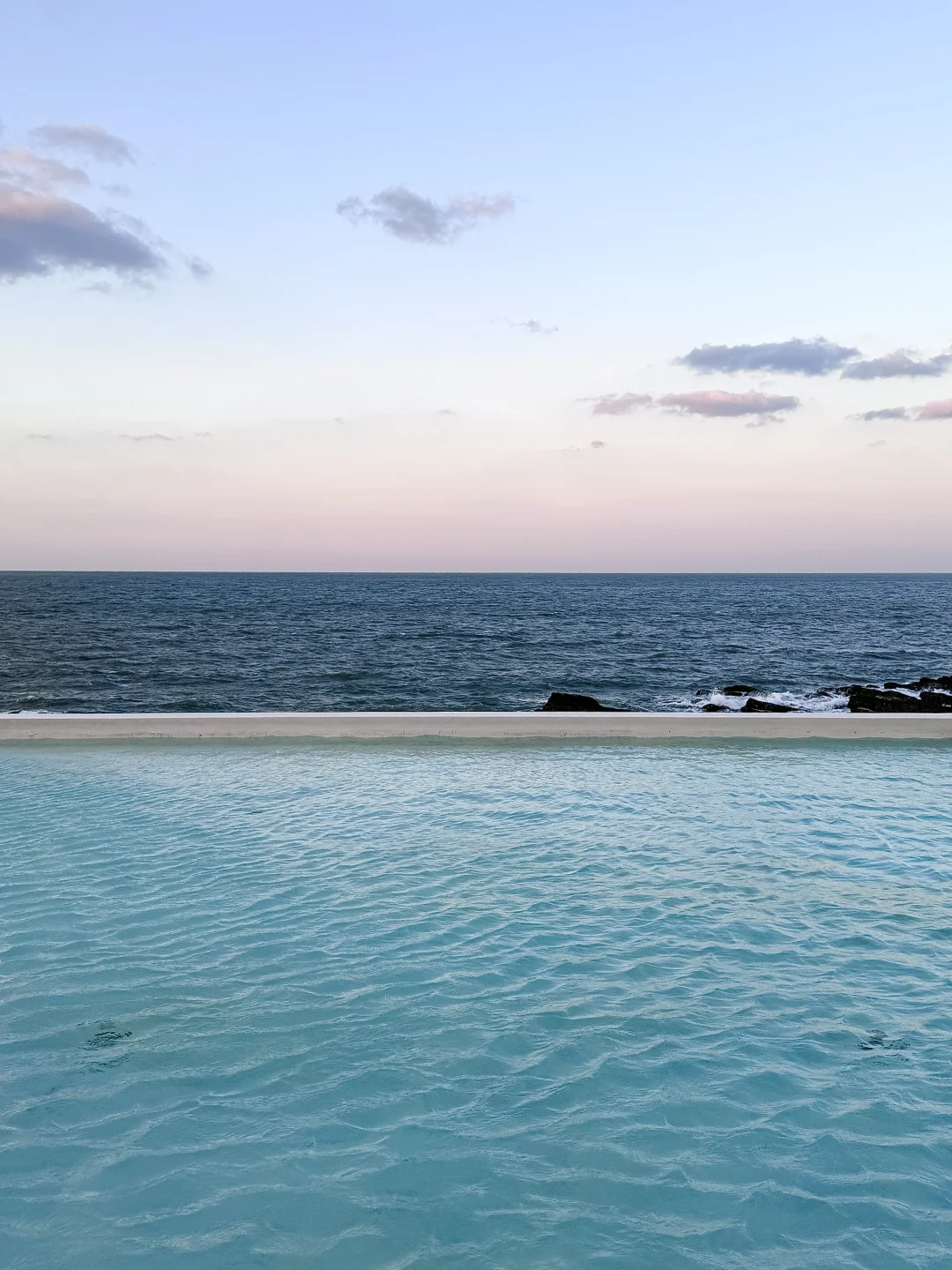 威海｜小石岛最值的10块钱！日落泳池咖啡店🍸