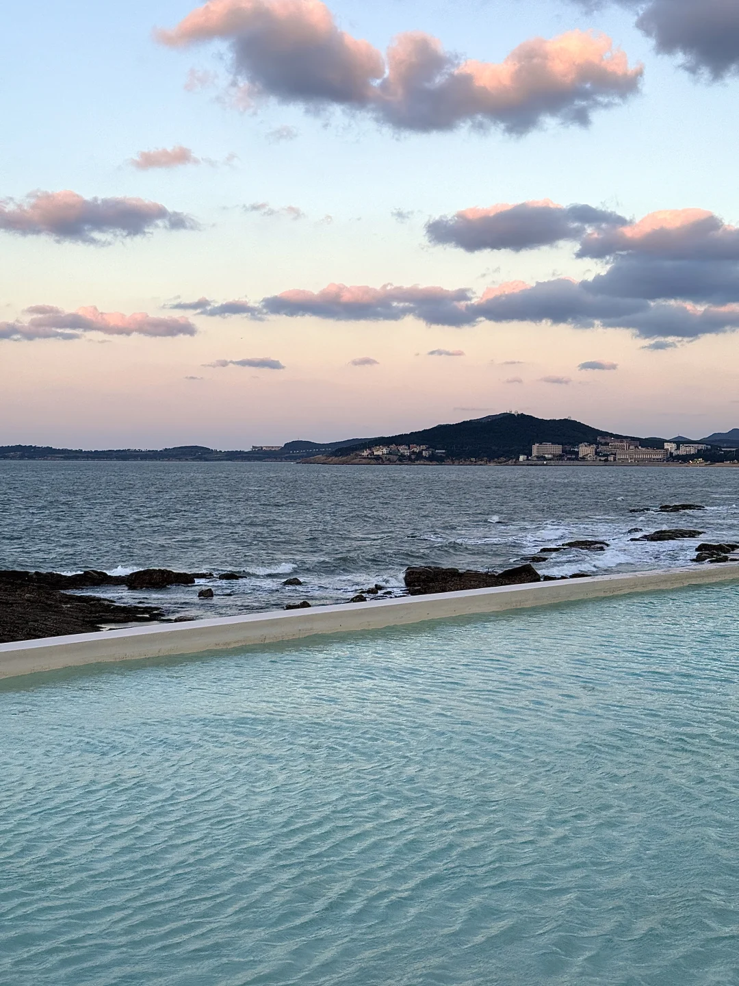 威海｜小石岛最值的10块钱！日落泳池咖啡店🍸