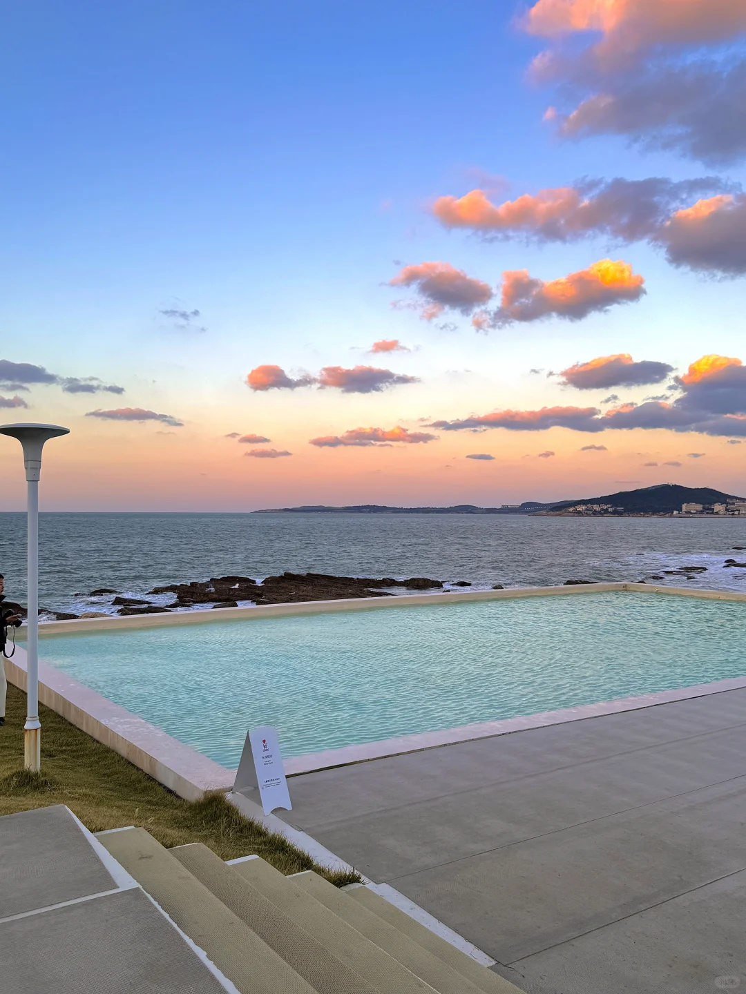 威海｜小石岛最值的10块钱！日落泳池咖啡店🍸