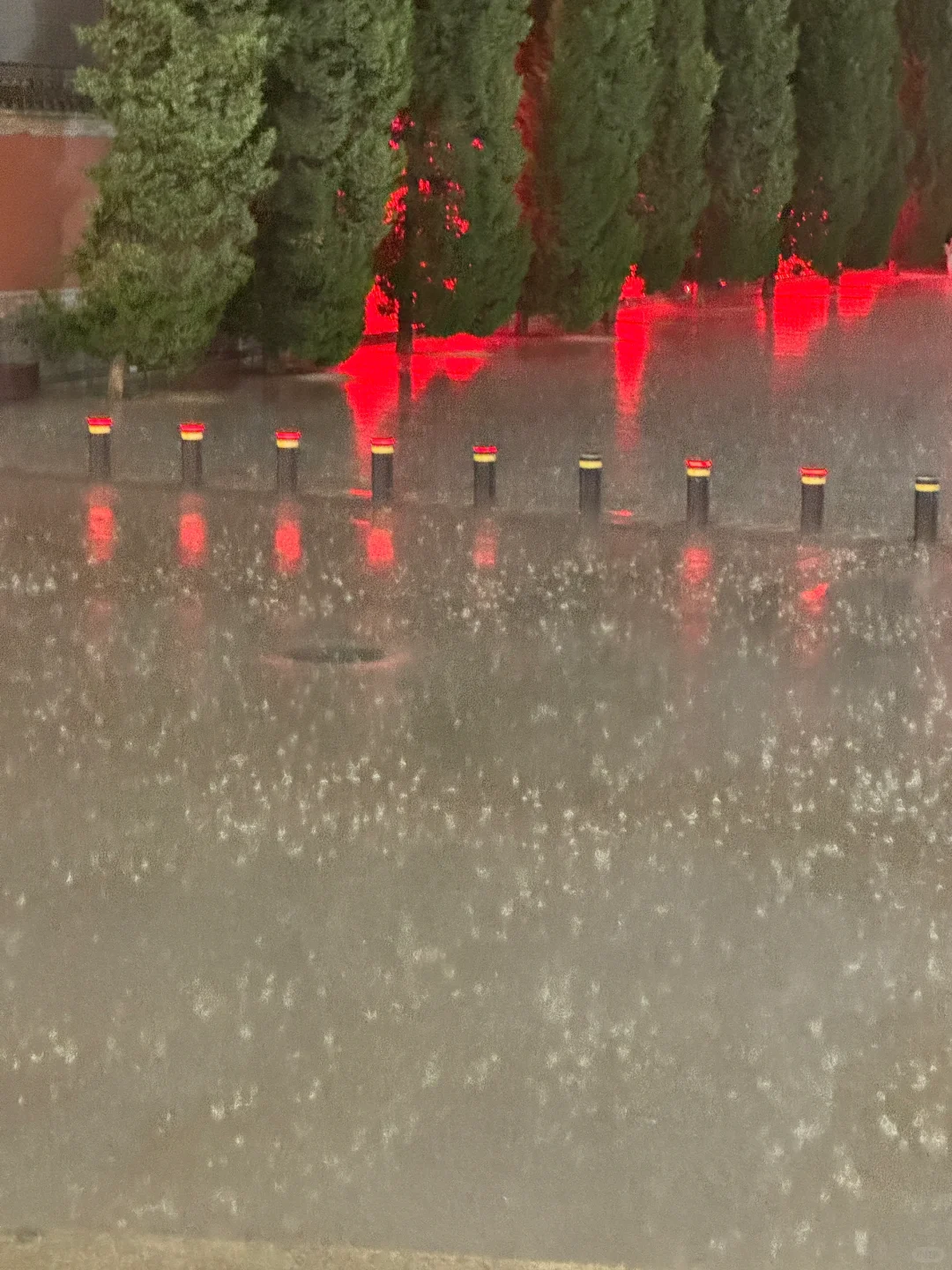 此时此刻。。。大概有一亿人被暴雨困在大悦城