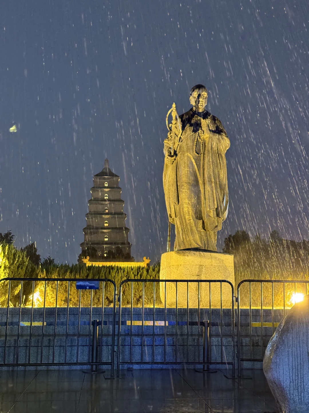 此时此刻。。。大概有一亿人被暴雨困在大悦城