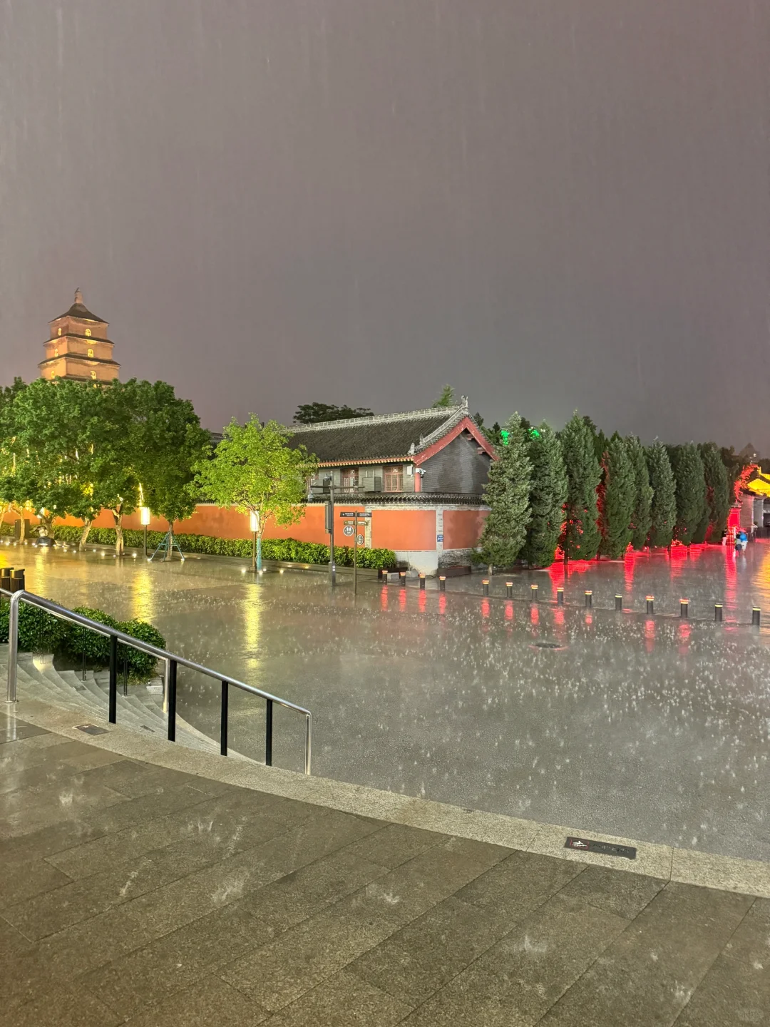 此时此刻。。。大概有一亿人被暴雨困在大悦城