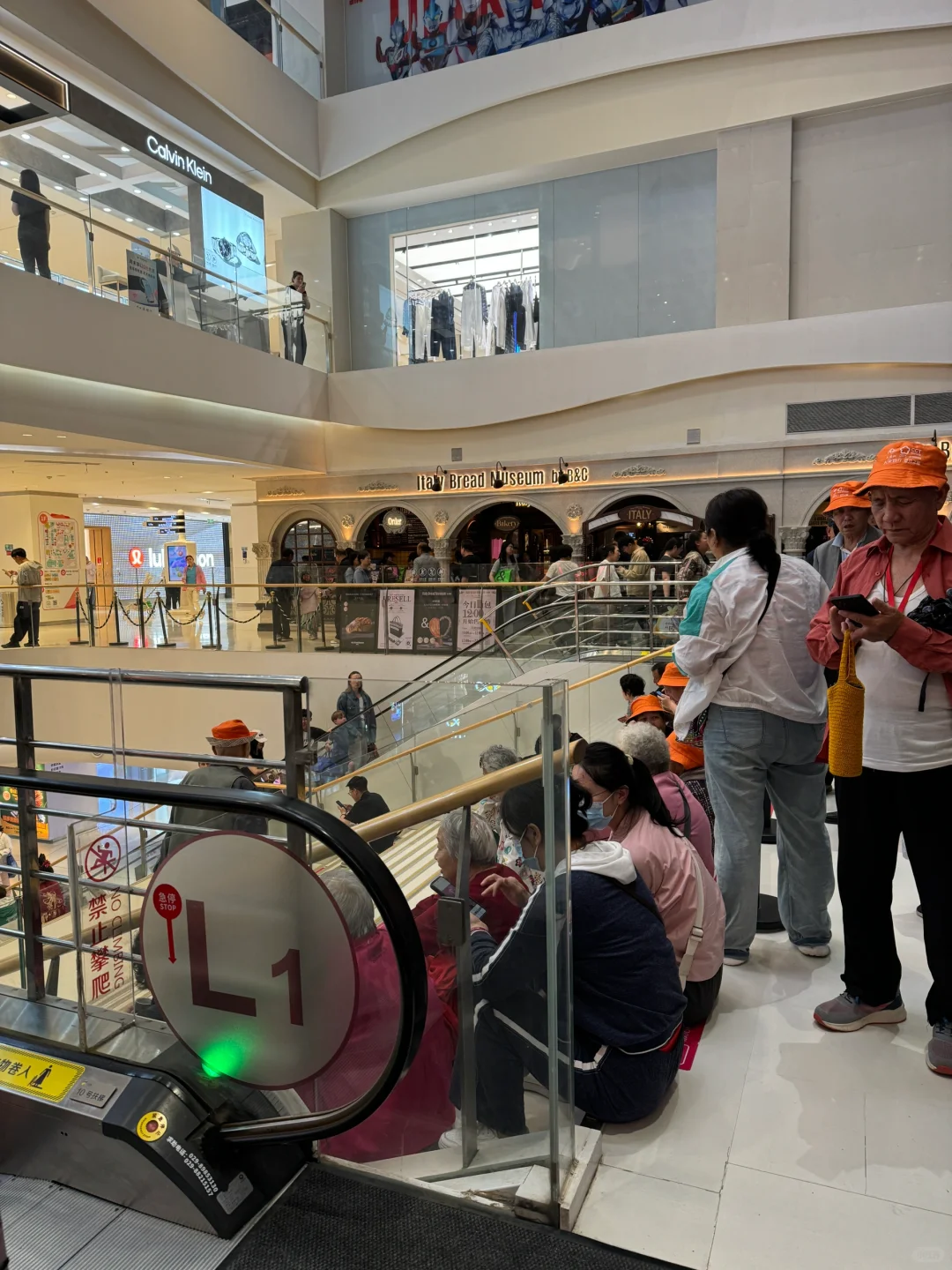 此时此刻。。。大概有一亿人被暴雨困在大悦城